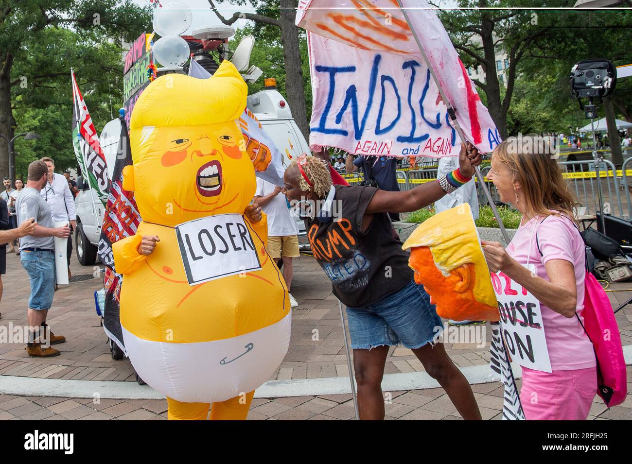 Le persone ai lati della questione si riuniscono al di fuori del tribunale degli Stati Uniti E. Barrett Prettyman prima dell'arrivo dell'ex presidente degli Stati Uniti Donald J. Trump per la sua accusa a Washington, DC, USA, giovedì 3 agosto, 2023. Trump si è dichiarato non colpevole in un tribunale di Washington DC di aver cospirato per rovesciare la sua sconfitta elettorale del 2020. In seguito disse ai giornalisti che il caso era "persecuzione di un avversario politico". Segna la terza apparizione dell'ex presidente in quattro mesi come imputato penale. Foto di Rod Lamkey/CNP/ABACAPRESS.COM Foto Stock