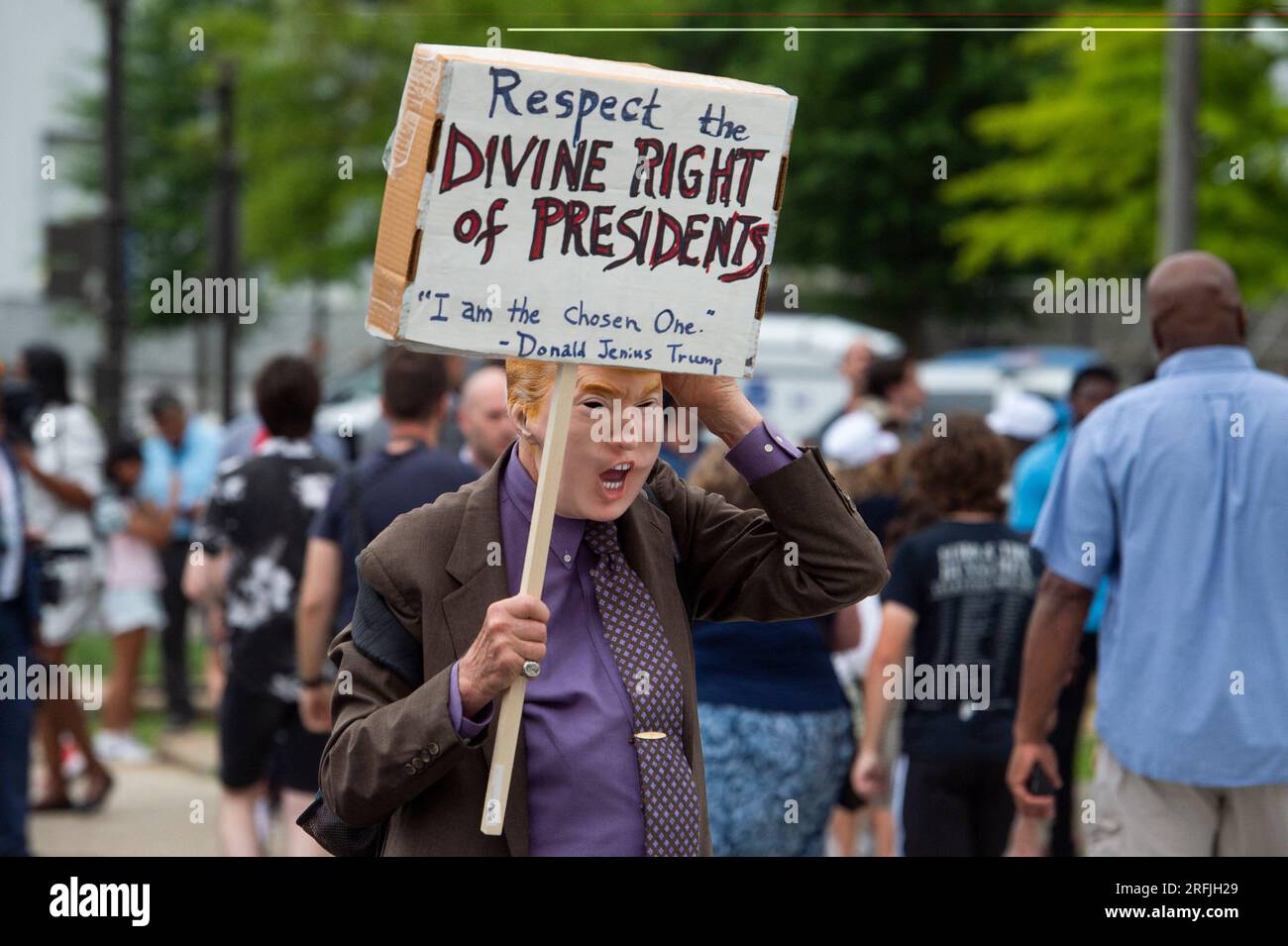 La gente protesta contro l'ex presidente Donald J. Trump al di fuori del tribunale degli Stati Uniti E. Barrett Prettyman prima dell'arrivo dell'ex presidente degli Stati Uniti Donald J. Trump per la sua denuncia a Washington, DC, USA, giovedì 3 agosto, 2023. Trump si è dichiarato non colpevole in un tribunale di Washington DC di aver cospirato per rovesciare la sua sconfitta elettorale del 2020. In seguito disse ai giornalisti che il caso era "persecuzione di un avversario politico". Segna la terza apparizione dell'ex presidente in quattro mesi come imputato penale. Foto di Rod Lamkey/CNP/ABACAPRESS.COM Foto Stock