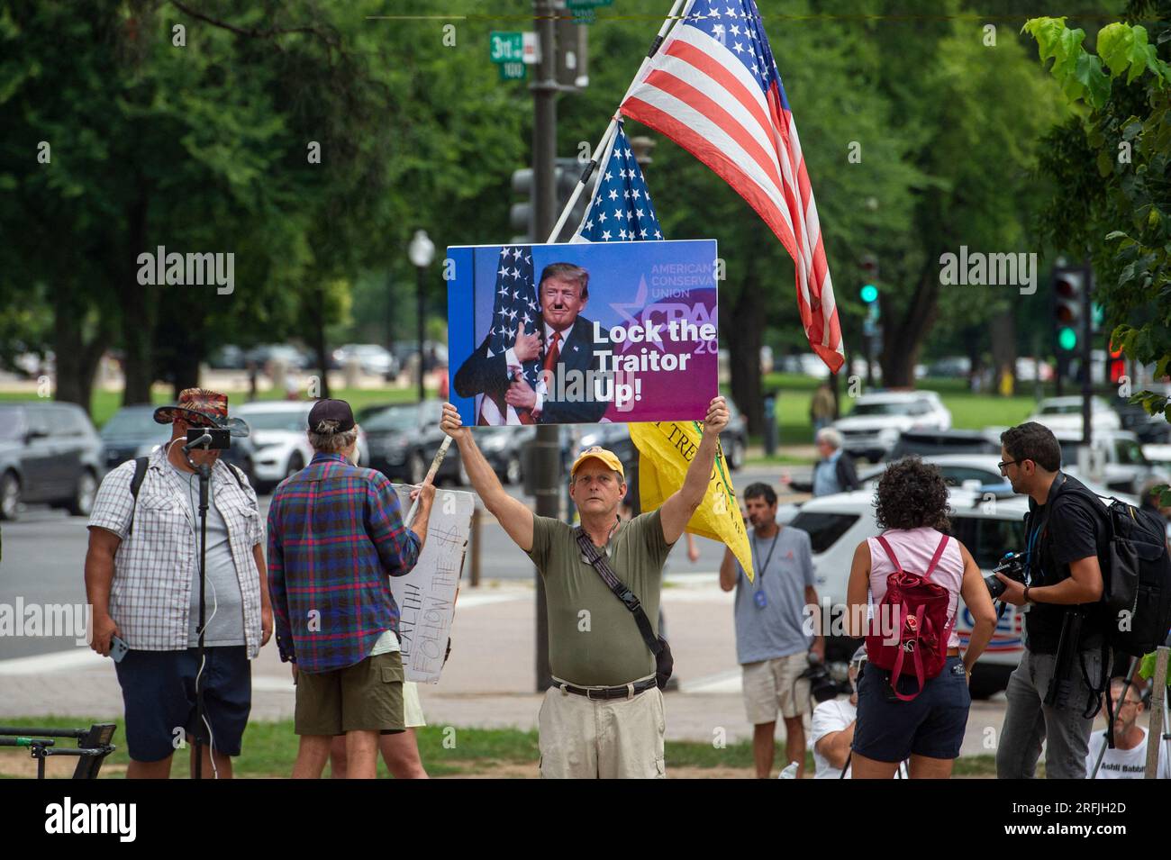 La gente protesta contro l'ex presidente Donald J. Trump al di fuori del tribunale degli Stati Uniti E. Barrett Prettyman prima dell'arrivo dell'ex presidente degli Stati Uniti Donald J. Trump per la sua denuncia a Washington, DC, USA, giovedì 3 agosto, 2023. Trump si è dichiarato non colpevole in un tribunale di Washington DC di aver cospirato per rovesciare la sua sconfitta elettorale del 2020. In seguito disse ai giornalisti che il caso era "persecuzione di un avversario politico". Segna la terza apparizione dell'ex presidente in quattro mesi come imputato penale. Foto di Rod Lamkey/CNP/ABACAPRESS.COM Foto Stock