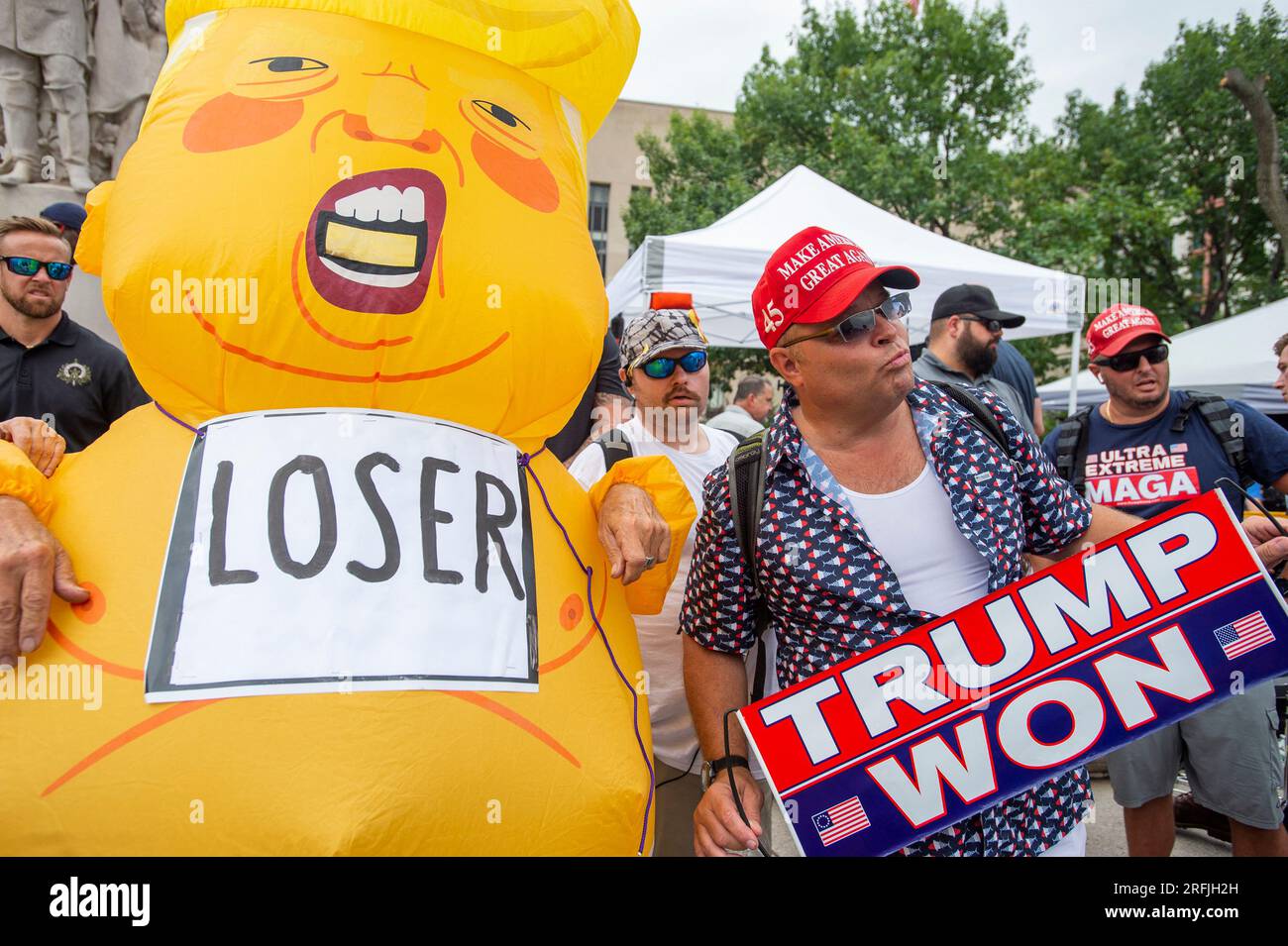 Le persone ai lati della questione si riuniscono al di fuori del tribunale degli Stati Uniti E. Barrett Prettyman prima dell'arrivo dell'ex presidente degli Stati Uniti Donald J. Trump per la sua accusa a Washington, DC, USA, giovedì 3 agosto, 2023. Trump si è dichiarato non colpevole in un tribunale di Washington DC di aver cospirato per rovesciare la sua sconfitta elettorale del 2020. In seguito disse ai giornalisti che il caso era "persecuzione di un avversario politico". Segna la terza apparizione dell'ex presidente in quattro mesi come imputato penale. Foto di Rod Lamkey/CNP/ABACAPRESS.COM Foto Stock