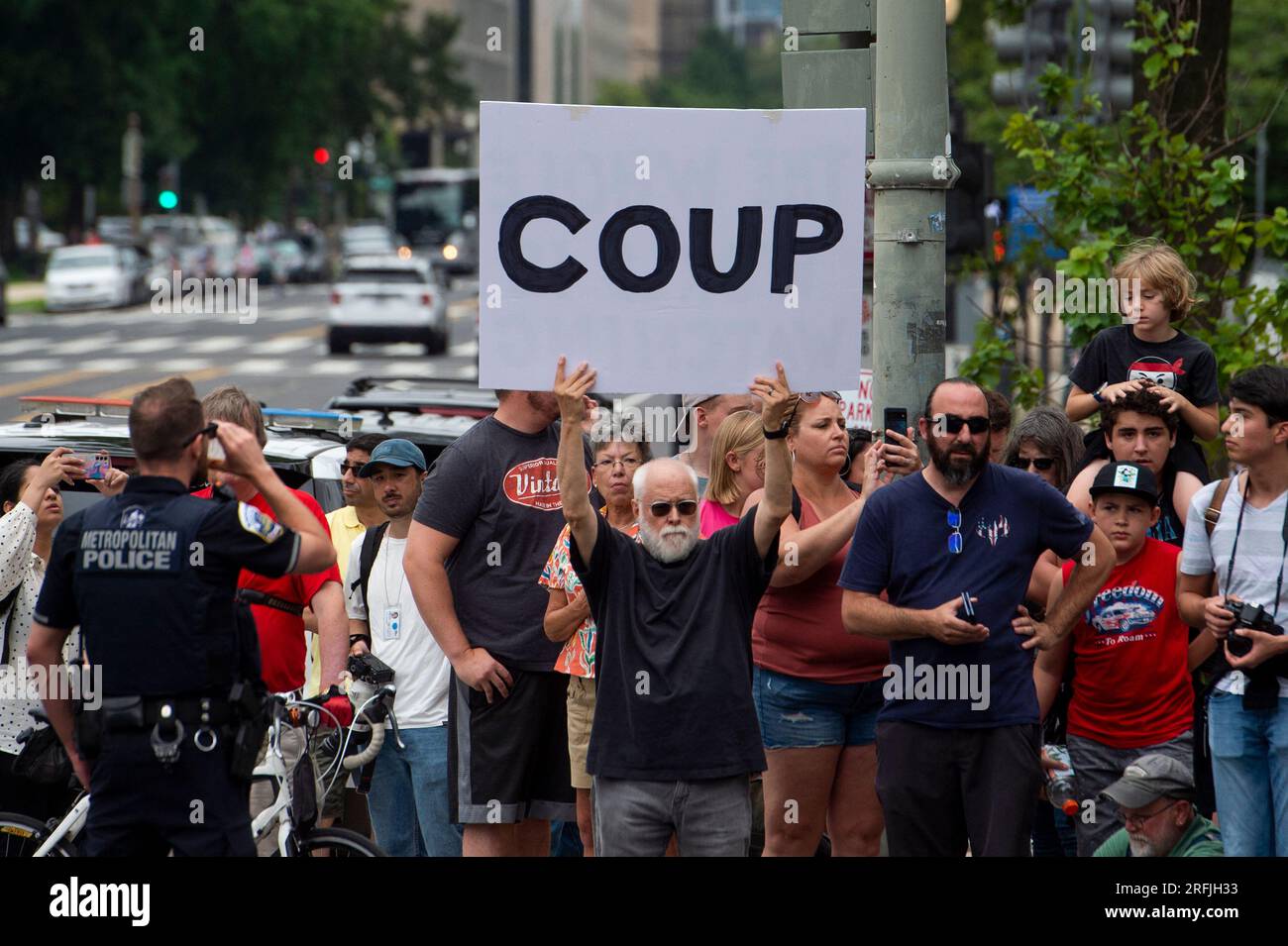La gente protesta contro l'ex presidente Donald J. Trump al di fuori del tribunale degli Stati Uniti E. Barrett Prettyman prima dell'arrivo dell'ex presidente degli Stati Uniti Donald J. Trump per la sua denuncia a Washington, DC, USA, giovedì 3 agosto, 2023. Trump si è dichiarato non colpevole in un tribunale di Washington DC di aver cospirato per rovesciare la sua sconfitta elettorale del 2020. In seguito disse ai giornalisti che il caso era "persecuzione di un avversario politico". Segna la terza apparizione dell'ex presidente in quattro mesi come imputato penale. Foto di Rod Lamkey/CNP/ABACAPRESS.COM Foto Stock