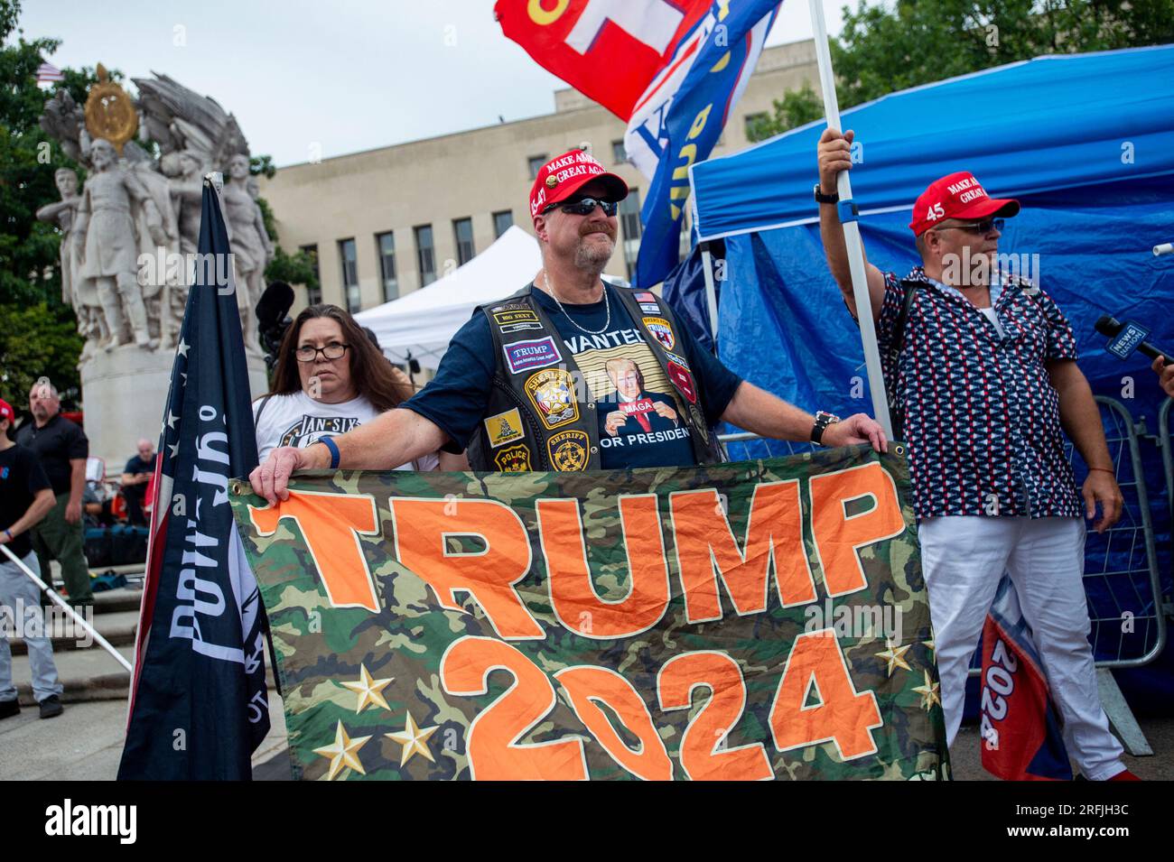 I sostenitori dell'ex presidente Donald J. Trump si riuniscono al di fuori del tribunale degli Stati Uniti E. Barrett Prettyman prima dell'arrivo dell'ex presidente degli Stati Uniti Donald J. Trump per la sua accusa a Washington, DC, USA, giovedì 3 agosto, 2023. Trump si è dichiarato non colpevole in un tribunale di Washington DC di aver cospirato per rovesciare la sua sconfitta elettorale del 2020. In seguito disse ai giornalisti che il caso era "persecuzione di un avversario politico". Segna la terza apparizione dell'ex presidente in quattro mesi come imputato penale. Foto di Rod Lamkey/CNP/ABACAPRESS.COM Foto Stock