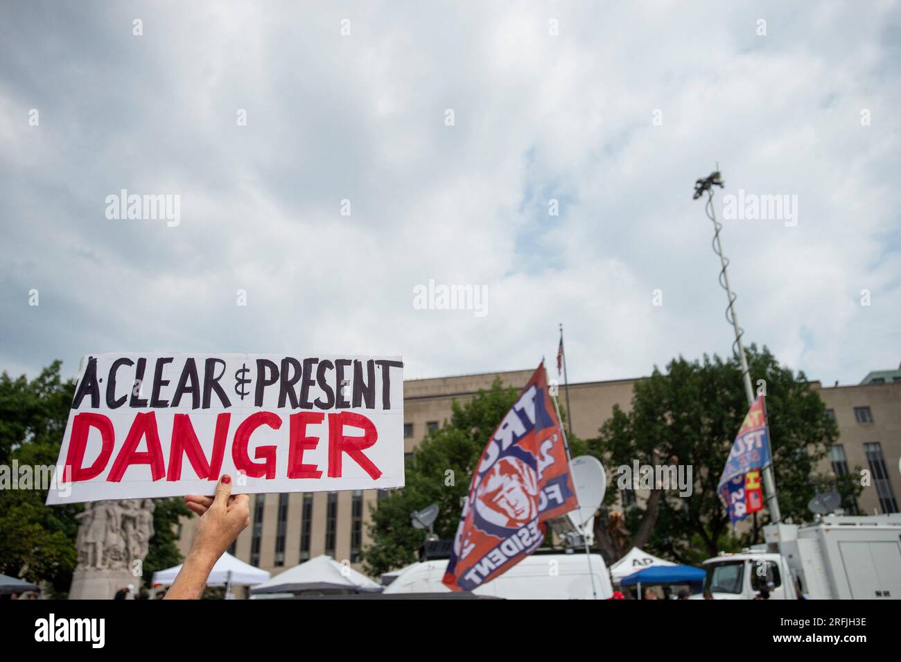 Le persone ai lati della questione si riuniscono al di fuori del tribunale degli Stati Uniti E. Barrett Prettyman prima dell'arrivo dell'ex presidente degli Stati Uniti Donald J. Trump per la sua accusa a Washington, DC, USA, giovedì 3 agosto, 2023. Trump si è dichiarato non colpevole in un tribunale di Washington DC di aver cospirato per rovesciare la sua sconfitta elettorale del 2020. In seguito disse ai giornalisti che il caso era "persecuzione di un avversario politico". Segna la terza apparizione dell'ex presidente in quattro mesi come imputato penale. Foto di Rod Lamkey/CNP/ABACAPRESS.COM Foto Stock