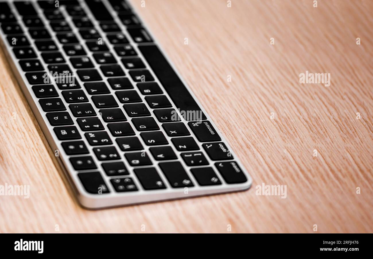 Primo piano della tastiera nera, messa a fuoco selettiva su alcuni pulsanti. Tastiera per computer sulla scrivania dell'ufficio Foto Stock