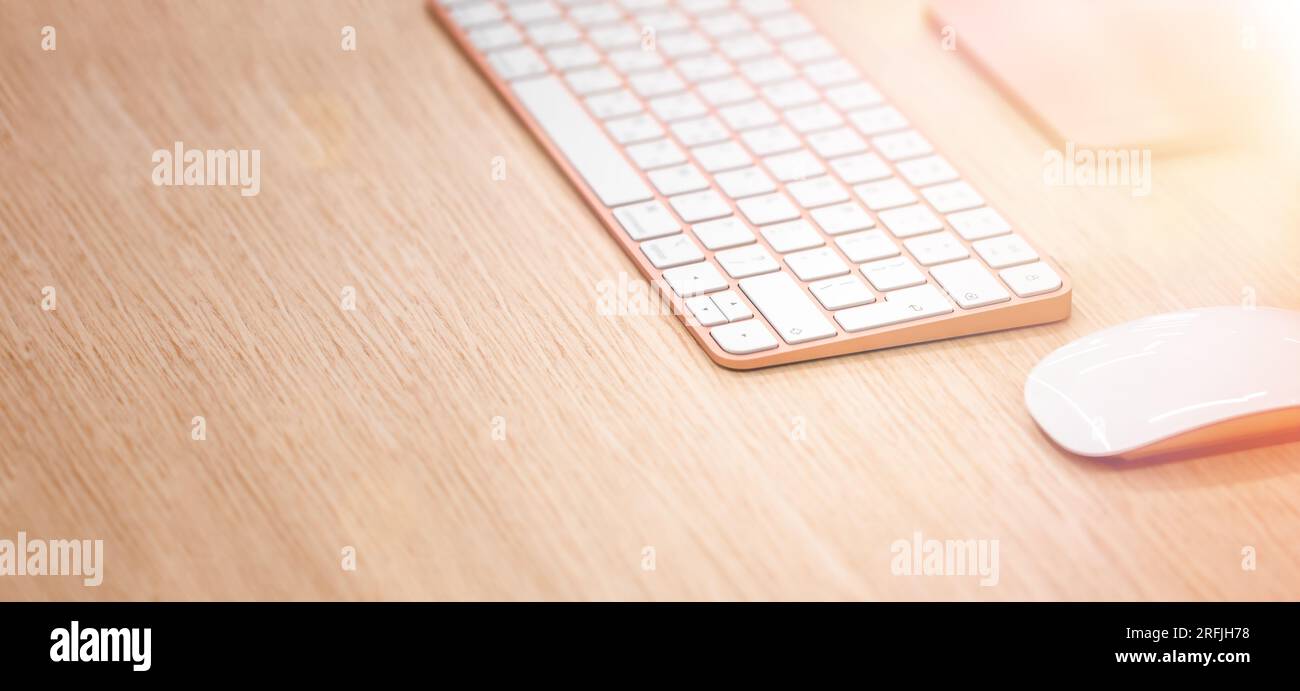 Pulsanti sulla tastiera del computer. Tastiera per computer sulla scrivania in legno dell'ufficio, con una selezione di pulsanti Foto Stock