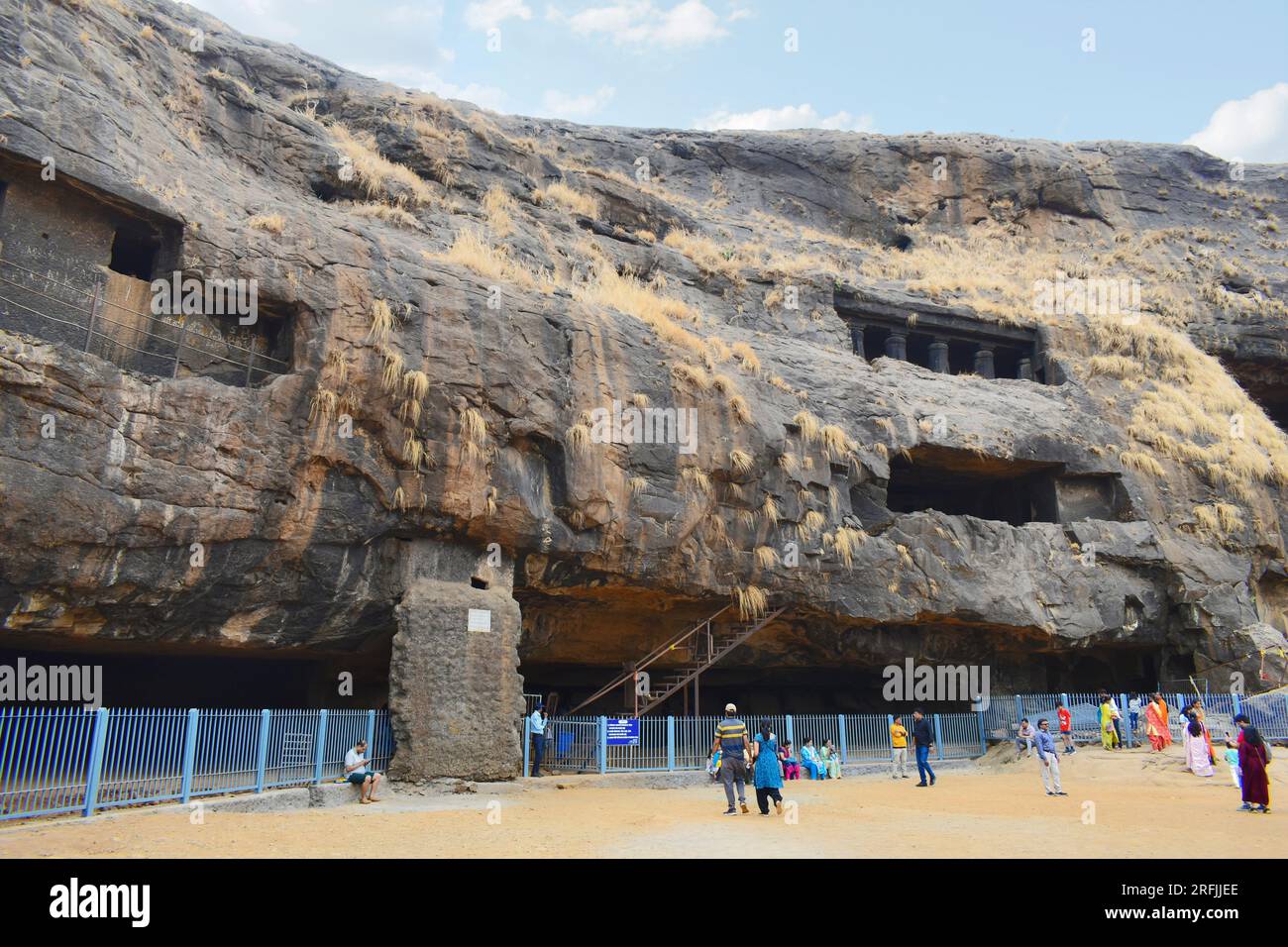 INDIA, MAHARASHTRA, PUNE, maggio 2023, People at Karla Caves on Three Stories and Devtees, Karla Complex sistema di grotte di santuari scavati nella roccia con rilievo, t Foto Stock