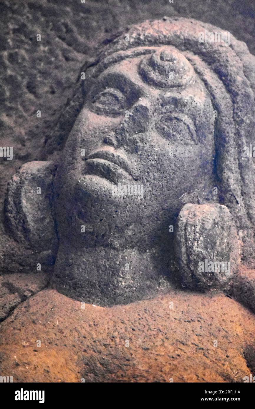Un dettaglio ravvicinato del volto femminile scolpito sulla destra nel cortile di Karla Chaitya, queste grotte sono state costruite tra il 50 e il 70 d.C. e il 120 d.C., Locate Foto Stock