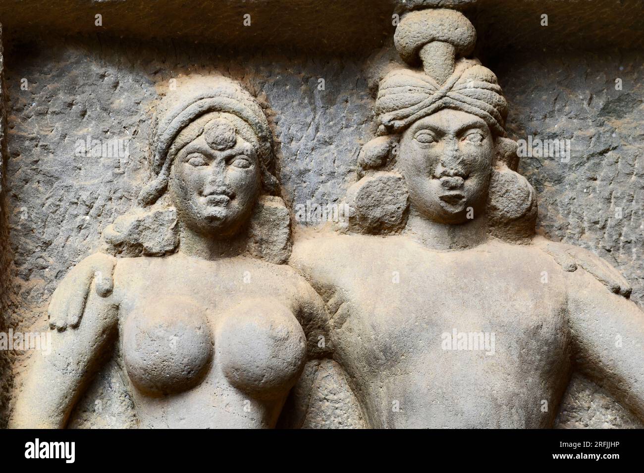 Dettaglio coppia Mithuna scolpita da vicino, sul lato destro del cortile di Karla Chaitya, queste grotte furono costruite tra il 50 e il 70 d.C. e il 120 d.C., locat Foto Stock