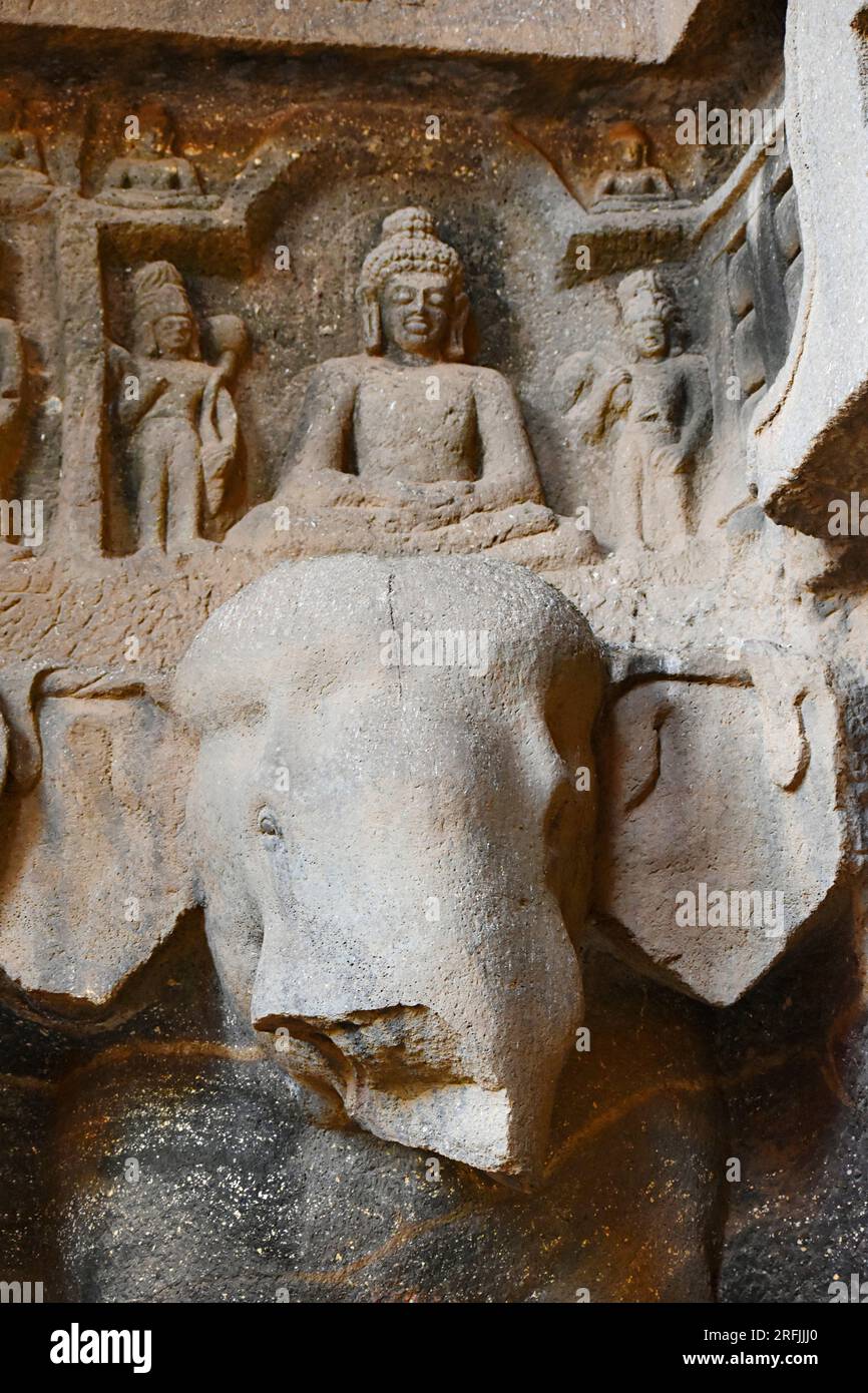 Una scultura ravvicinata di Elefante e Buddha scolpita su un lato superiore dell'ingresso della Chaitya Hall, queste grotte furono costruite tra il 50 e il 70 d.C. e il 120 Foto Stock