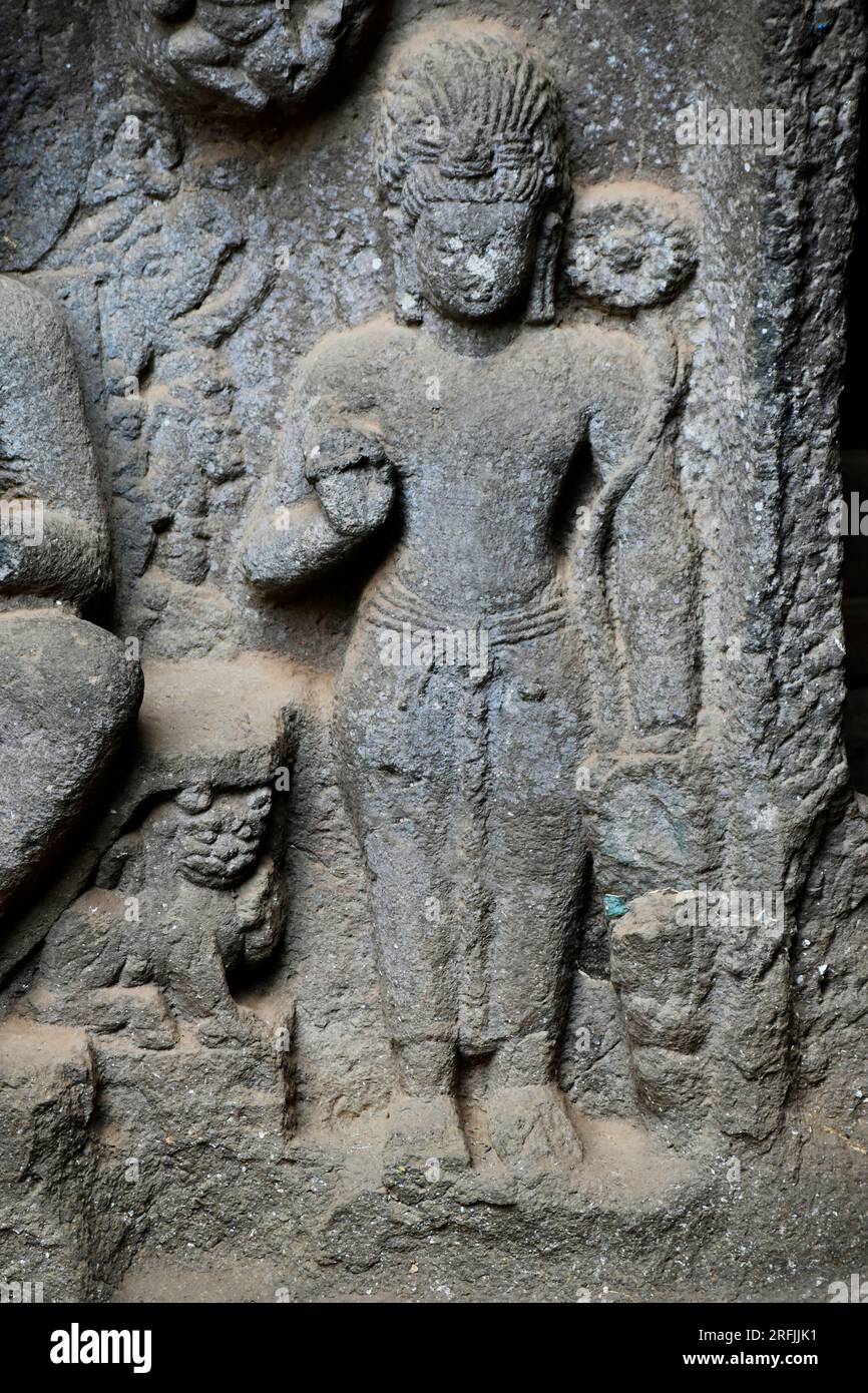 Scultura BAS di rilievo del Buddismo Avalokitesvara, scolpita in una pietra sul muro esterno della sala Chaitya presso le Grotte buddiste di Karla, queste Grotte sono state costruite Foto Stock