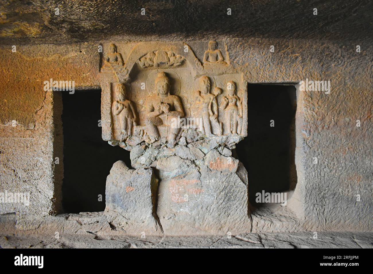 A View of Lower Unfinished Vihara, intrusive Buddha panel and cells for the Monks, Karla Caves, queste grotte furono costruite tra il 50 e il 70 d.C., e. Foto Stock