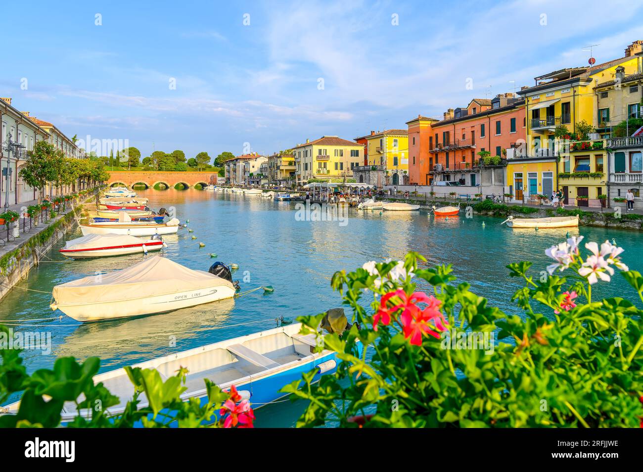 Peschiera del Garda, Italia - 22 giugno 2023: Paesaggio con Peschiera del Garda, Lago di Garda, Italia Foto Stock