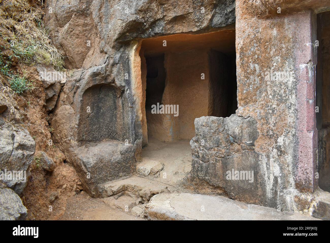 Una veduta ravvicinata della Veranda laterale del Vihara vicino alla grotta n. 20 con roccia scavata nelle grotte di Bhaja, antico buddhista costruito nel II secolo a.C., durante l'Hinayan Foto Stock