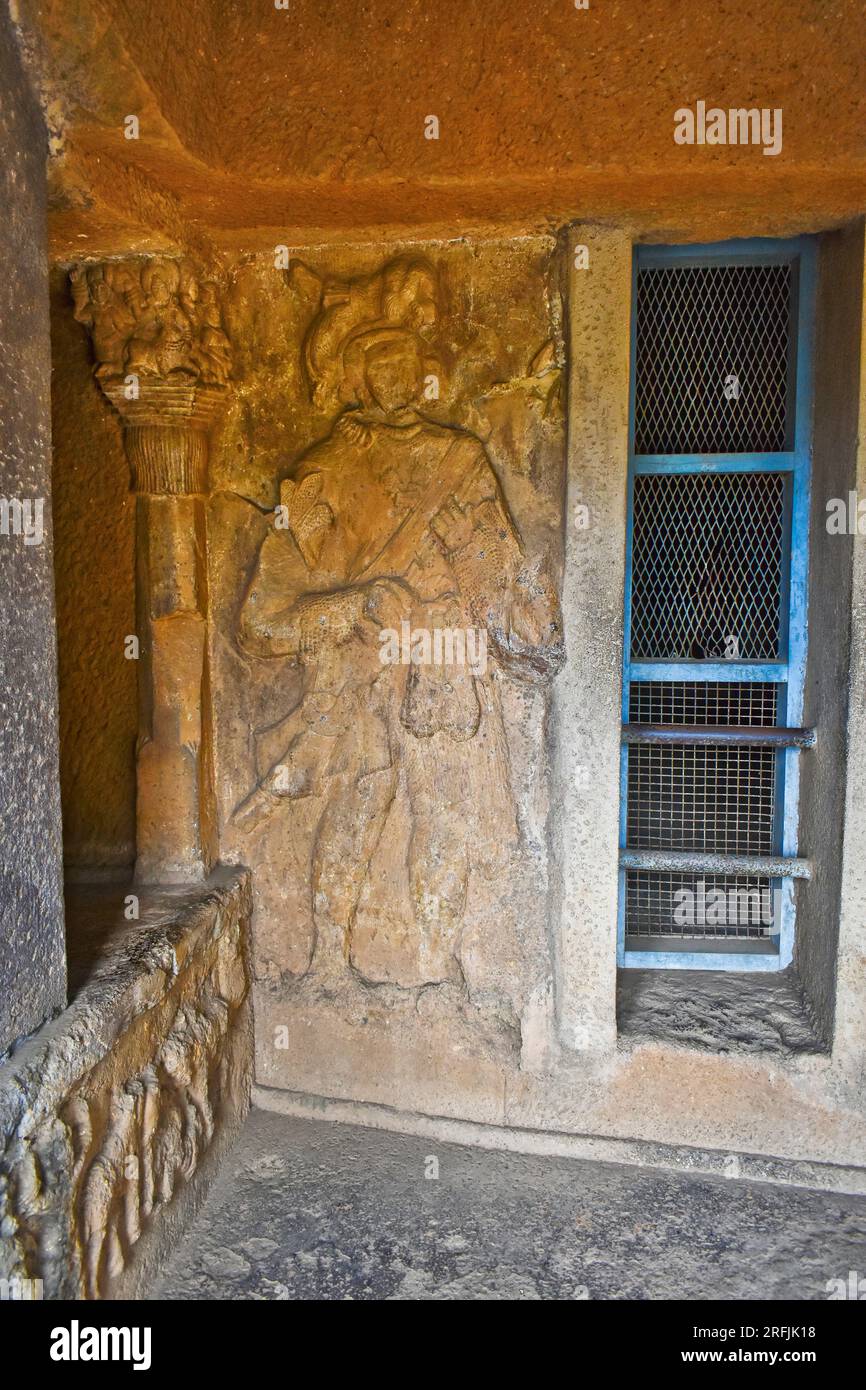 Immagine della figura del Guardiano a sinistra di Verandah della Grotta di Vihara n. 20 con roccia scavata nelle Grotte di Bhaja, antico buddista costruito nel II secolo a.C., durante l'Hin Foto Stock