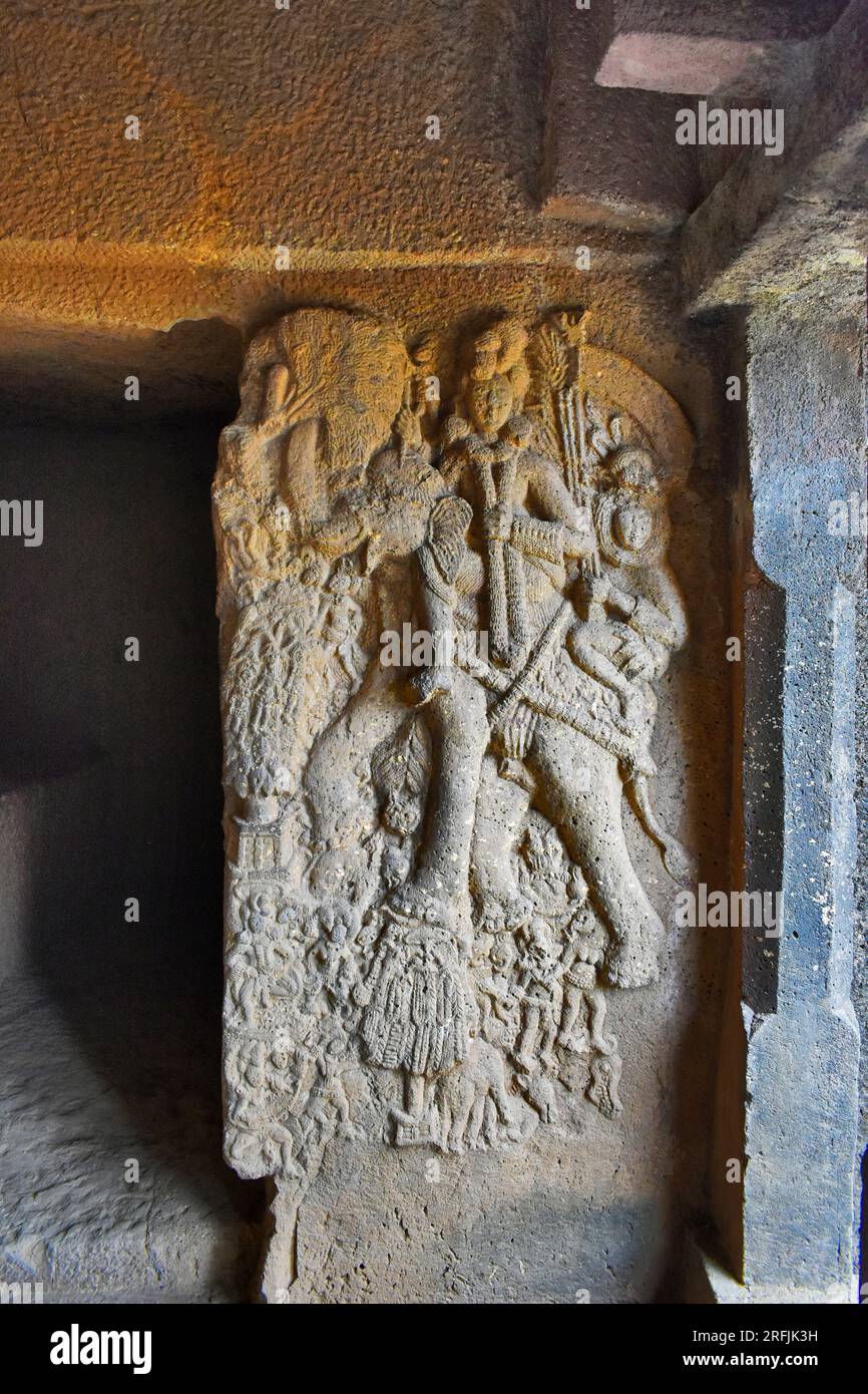 Scultura di Indra all'ingresso Verandah della Grotta di Vihara n. 20 con incisioni rupestri alle Grotte di Bhaja, antico buddista costruito nel II secolo a.C., durante il Foto Stock