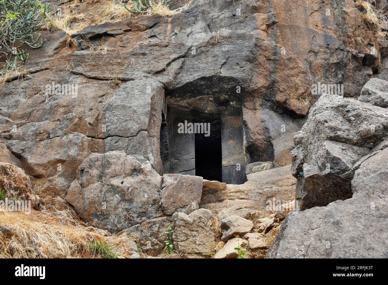 Vista del Vihara incompiuto che mostra la porta della cella, le scale della grotta n. 20 con le rocce scavate nelle grotte di Bhaja, antico buddista costruito nel II secolo a.C., durante il Foto Stock
