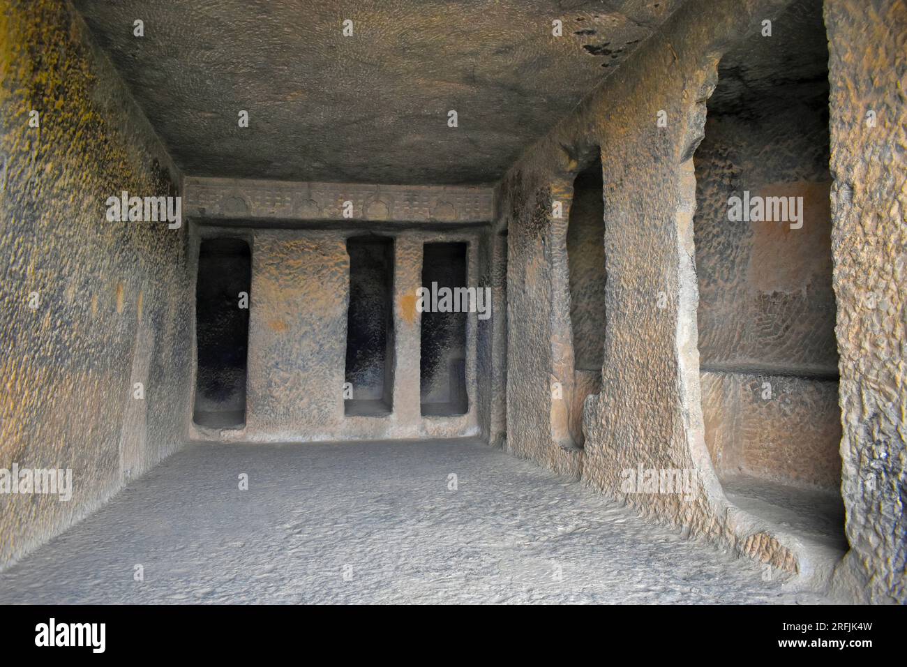 Una delle Cave 12 Vihara Hall Interior e Cell Doors con scavate nella roccia, Bhaja Caves, antico buddista costruito nel II secolo a.C., durante la fase Hinayana Foto Stock