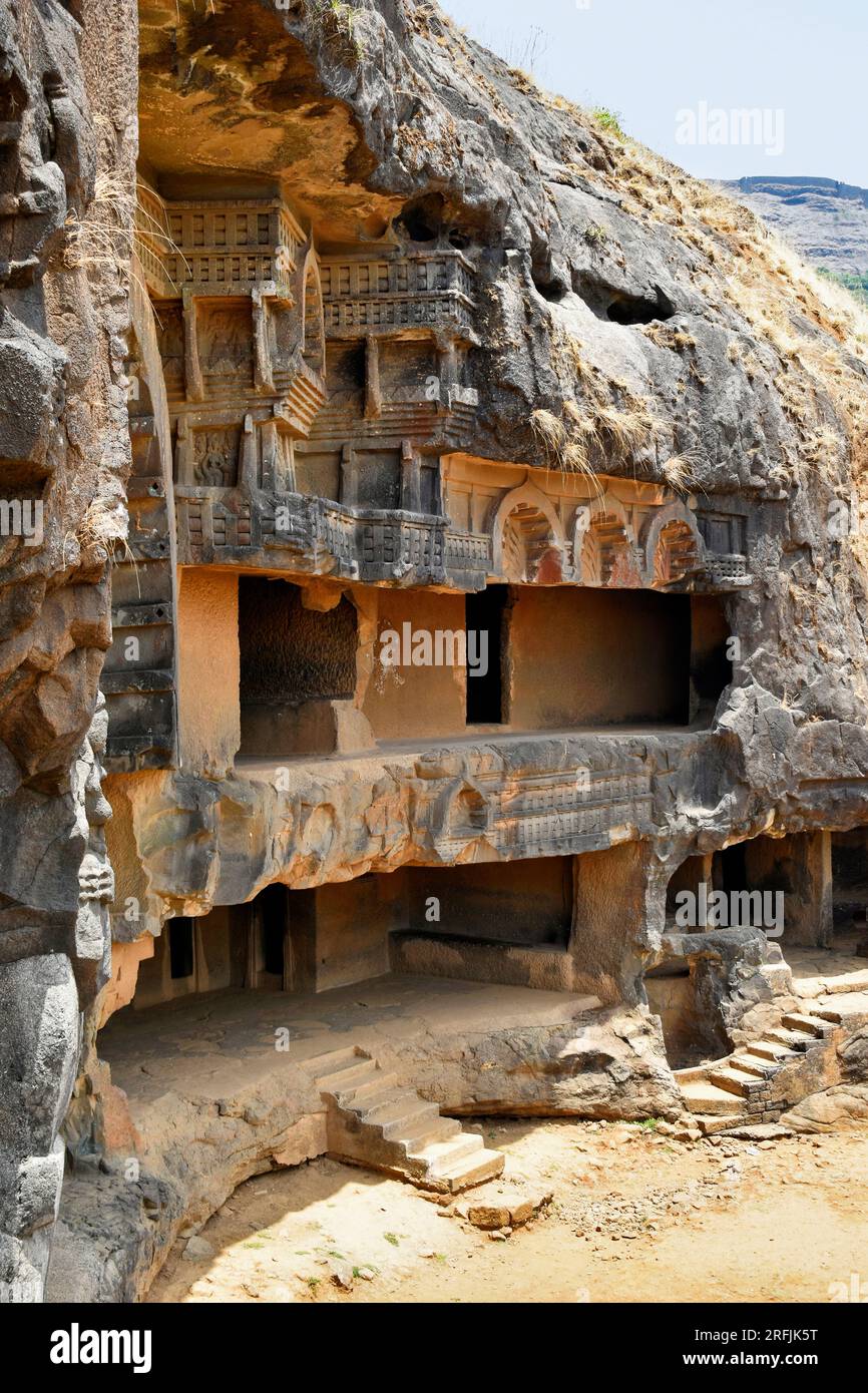 Vista verticale che mostra l'intera grotta 12 porte delle celle di Vihara e scale con incisioni nella roccia, grotte di Bhaja, antico buddista costruito nel II secolo a.C., durante l'Hin Foto Stock
