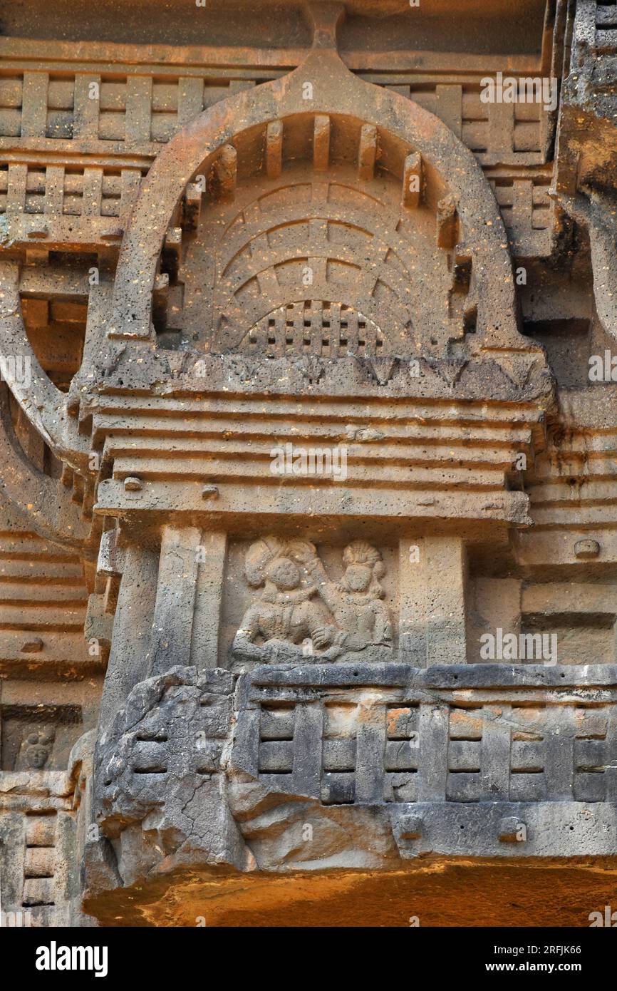 Vista ravvicinata del pannello destro, che mostra sculture di coppia e archi in cima all'entrata principale Chaityagriha, alla grotta 12, alle grotte di Bhaja, all'antico buddhista Foto Stock