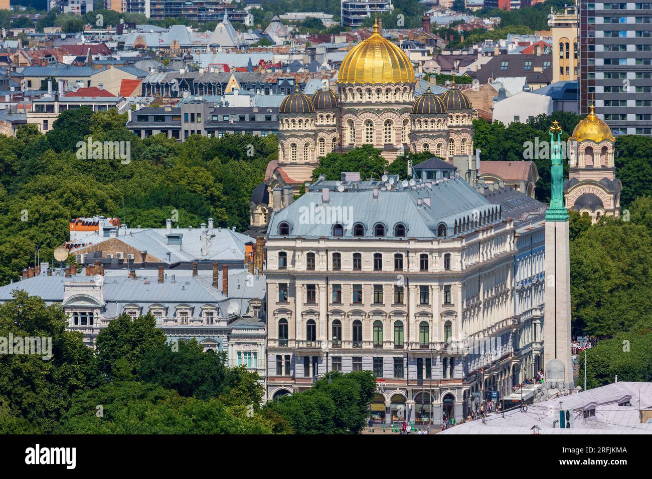 Vista da St Il campanile della chiesa di Pietro, la città vecchia di riga, la Lettonia, l'Europa Foto Stock
