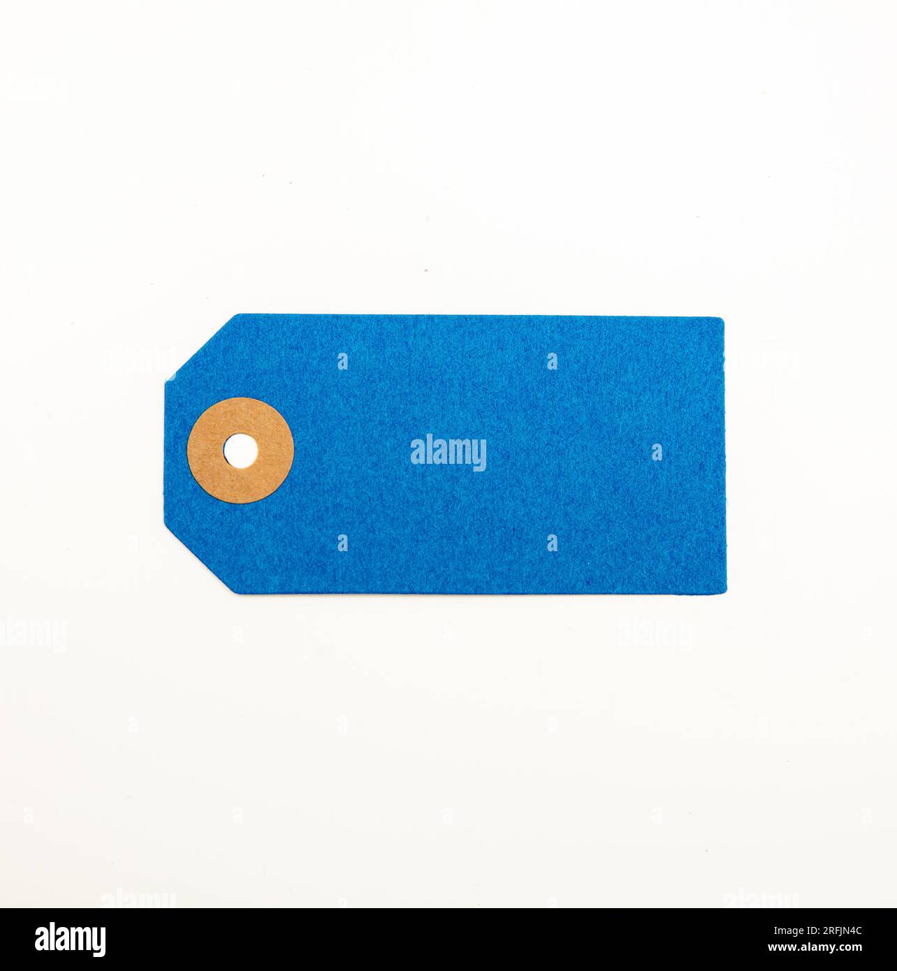 Etichetta prezzo blu vuota isolata su sfondo bianco. Carta regalo vuota color pastello, spazio fotocopie, Foto Stock