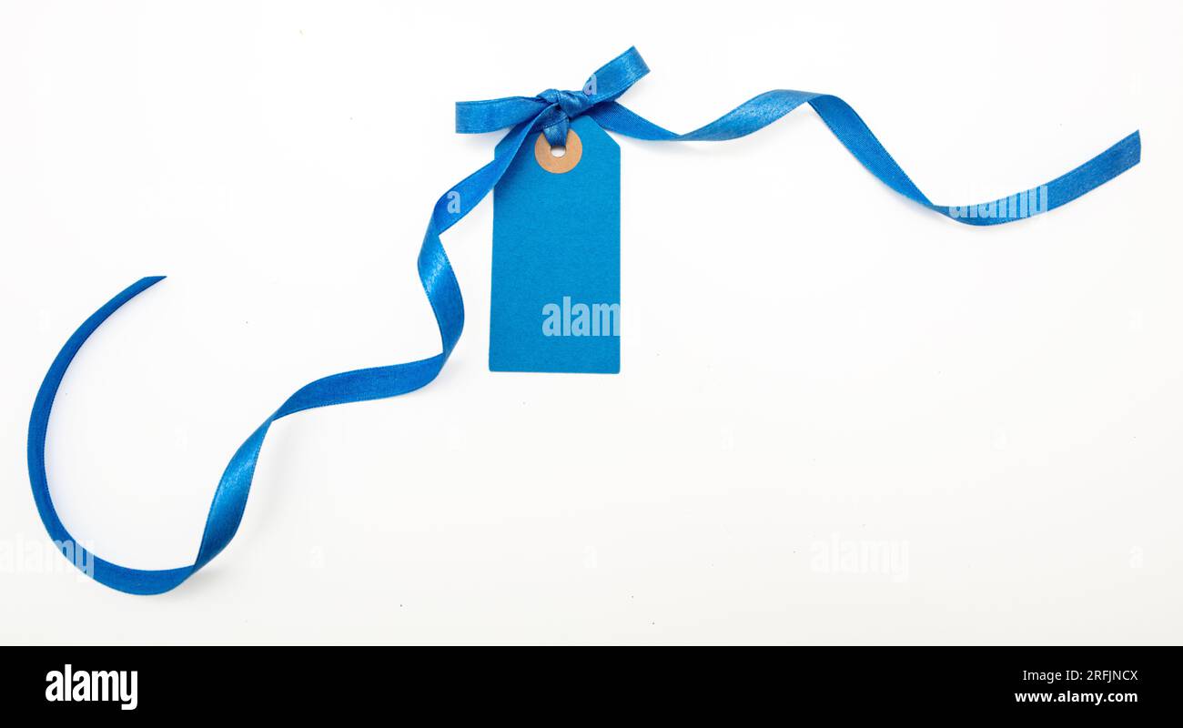 Etichetta prezzo blu vuota isolata su sfondo bianco. Carta regalo vuota color pastello e fiocco a nastro riccio, spazio per fotocopie, Foto Stock
