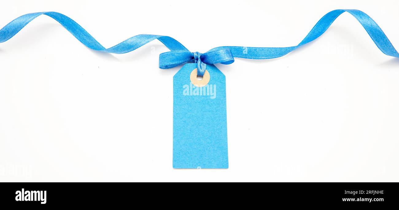 Etichetta prezzo blu vuota isolata su sfondo bianco. Carta regalo vuota color pastello e fiocco a nastro riccio, spazio per fotocopie, Foto Stock
