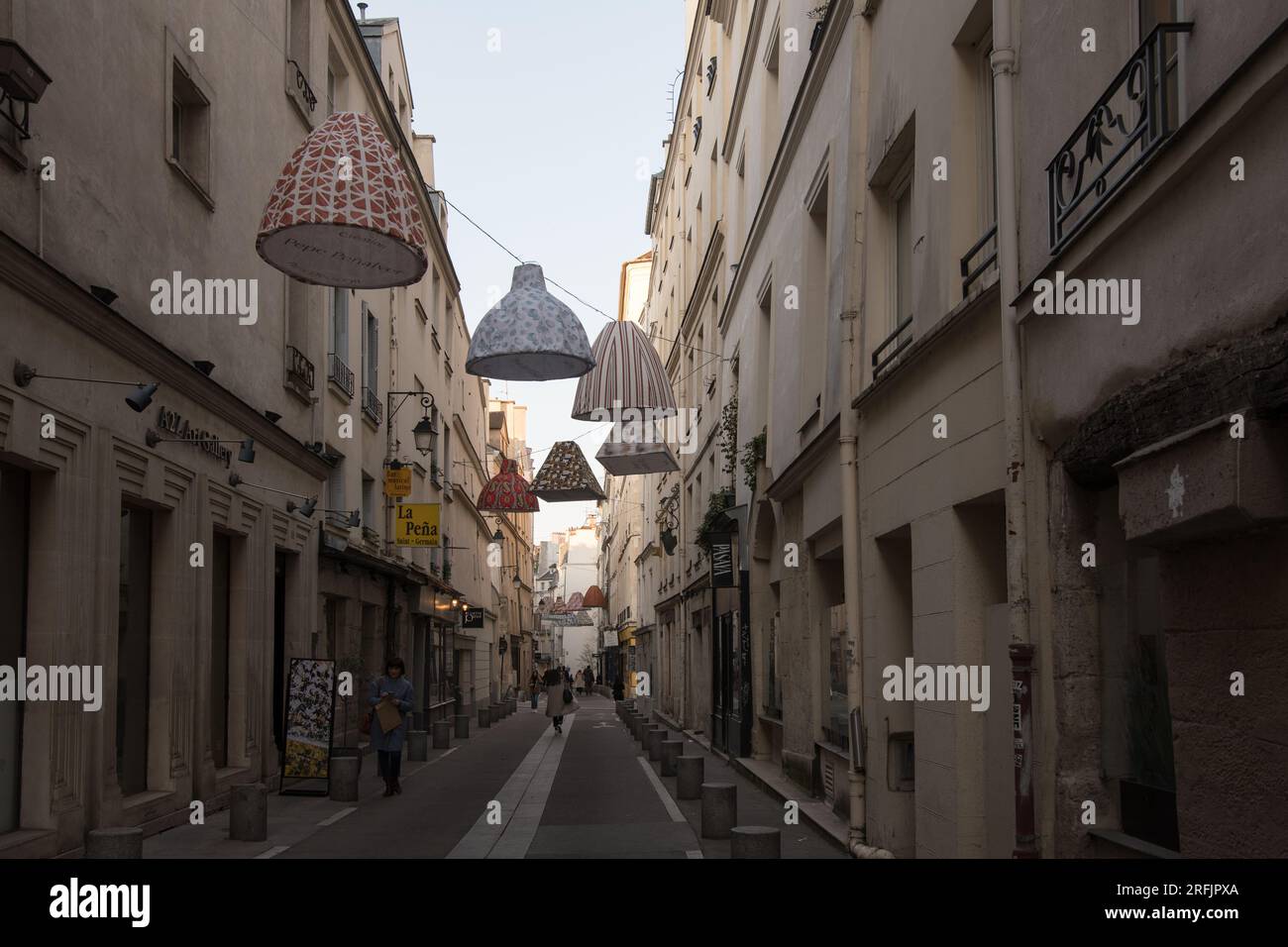 Lanterne galleggianti sopra Rue de l'echaude Foto Stock