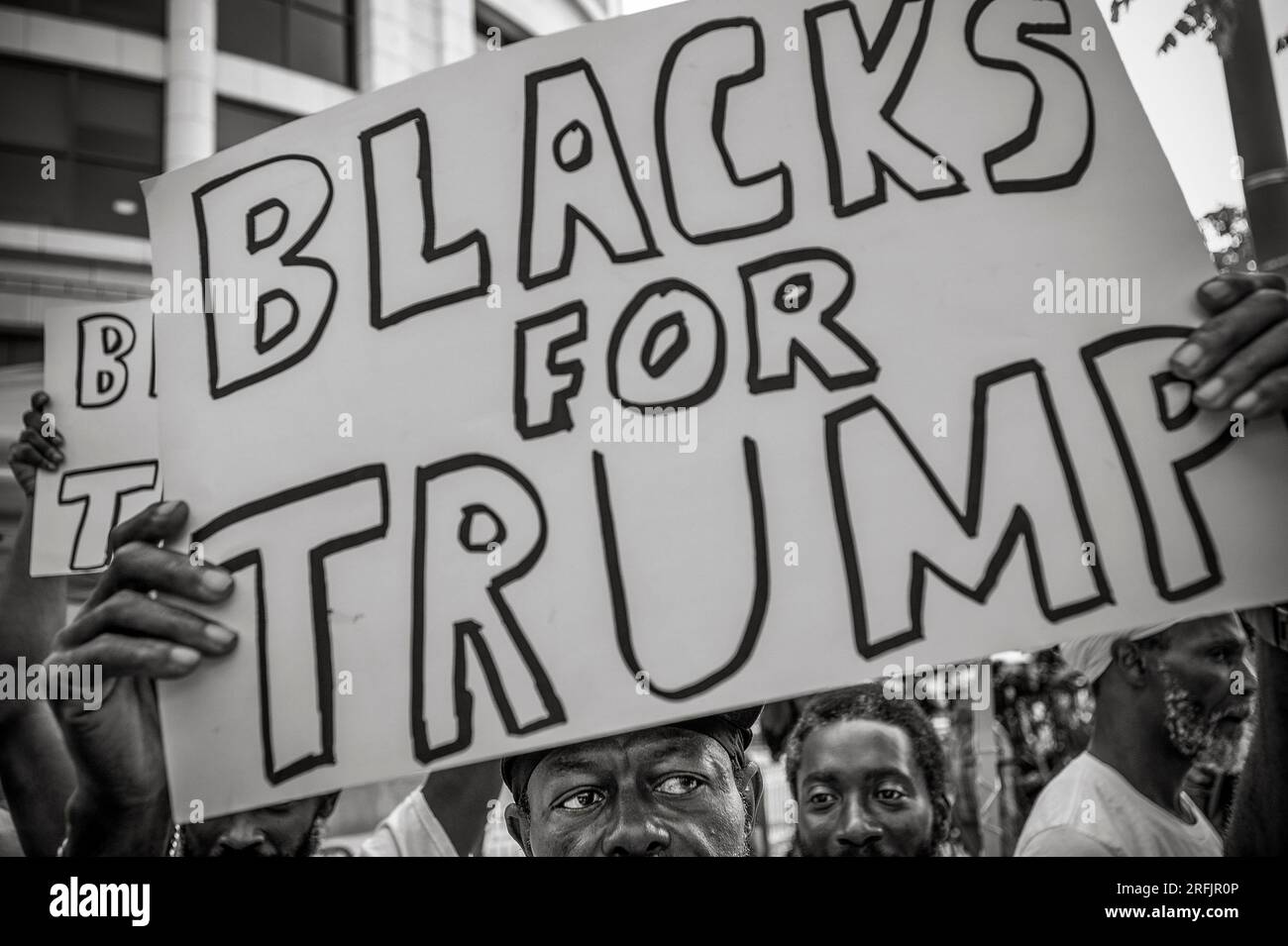 Washington, Stati Uniti d'America. 3 agosto 2023. Sostenitori di Trump al di fuori del tribunale degli Stati Uniti E. Barrett Prettyman prima dell'arrivo dell'ex presidente degli Stati Uniti Donald J. Trump per la sua accusa a Washington, DC, giovedì 3 agosto 2023. L'ex presidente Donald J. Trump è previsto per un'accusa a seguito della sua accusa da parte di un Grand jury, su quattro capi d'accusa per i suoi presunti sforzi per rovesciare i risultati delle elezioni del 2020. Credito: Rod Lamkey/CNP/Sipa USA credito: SIPA USA/Alamy Live News Foto Stock