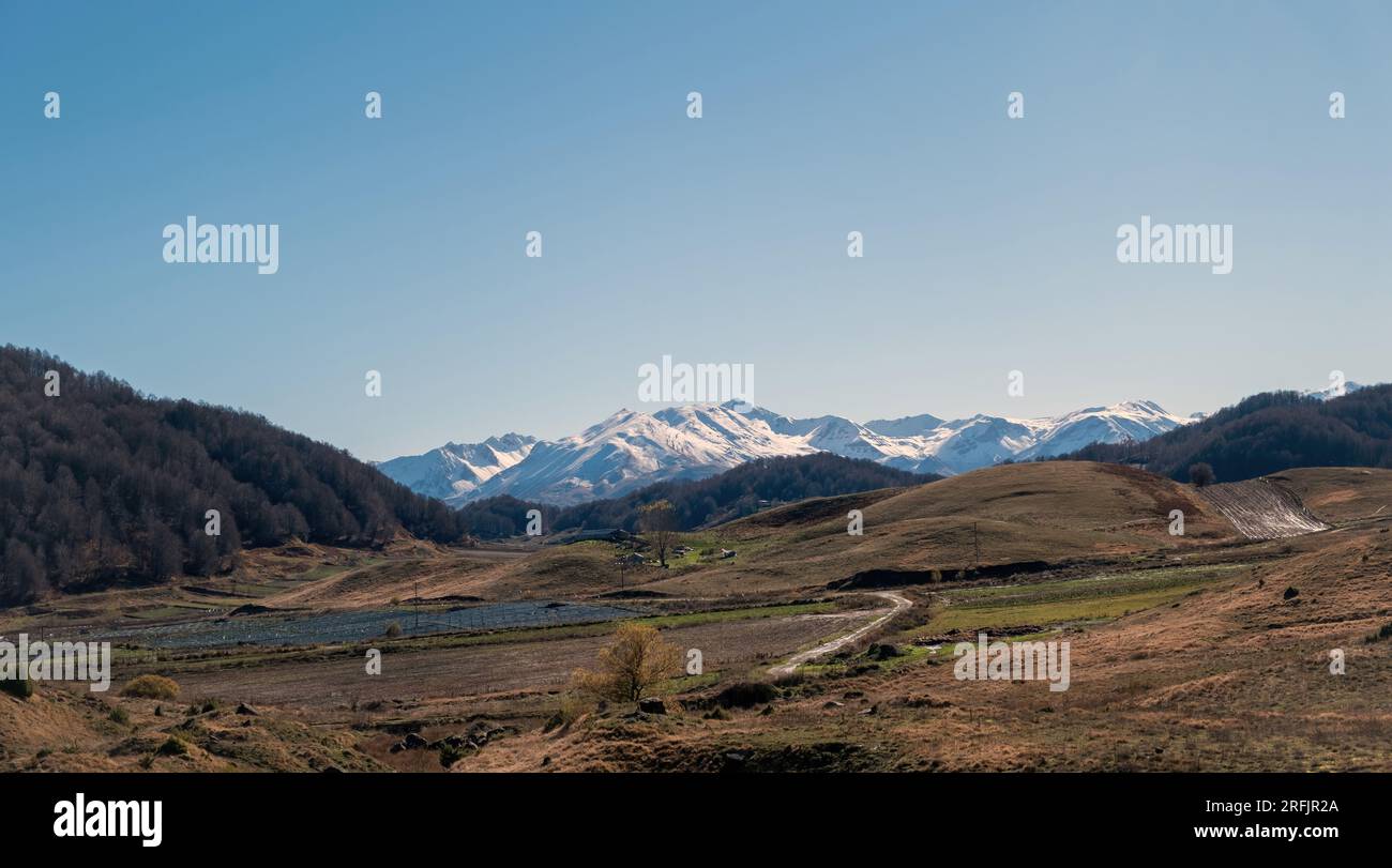 Montagne innevate del Pindo, regione del lago di Aoos Springs, Epiro Grecia. Montagna con foresta, paesaggio con bassa vegetazione giorno invernale. Foto Stock