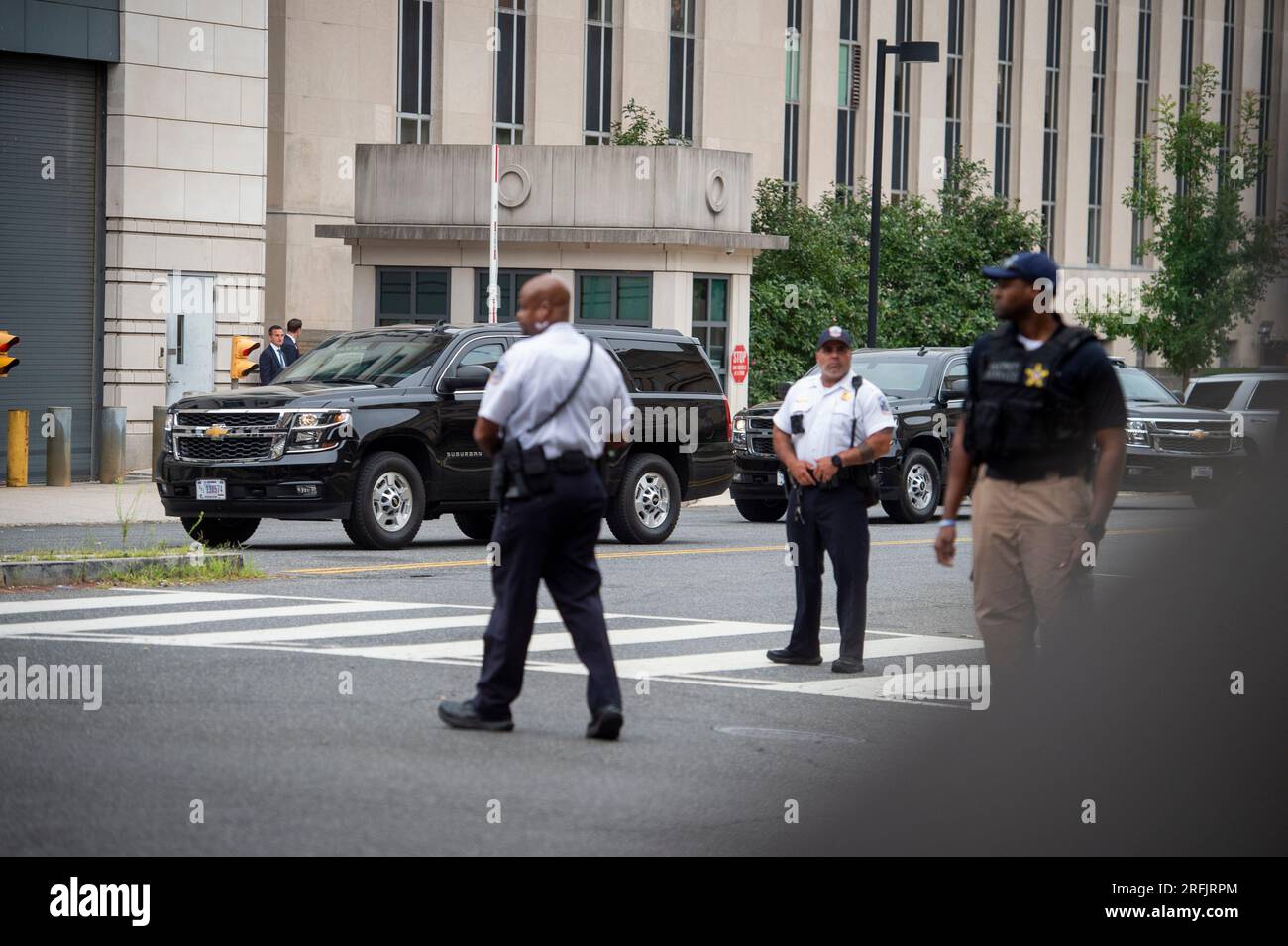 Washington, Stati Uniti d'America. 3 agosto 2023. Il corteo dell'ex presidente degli Stati Uniti Donald J. Trump lascia il tribunale degli Stati Uniti E. Barrett Prettyman a seguito della sua denuncia a Washington DC, giovedì 3 agosto 2023. L'ex presidente Donald J. Trump è previsto per un'accusa a seguito della sua accusa da parte di un Grand jury, su quattro capi d'accusa per i suoi presunti sforzi per rovesciare i risultati delle elezioni del 2020. Credito: Rod Lamkey/CNP/Sipa USA credito: SIPA USA/Alamy Live News Foto Stock