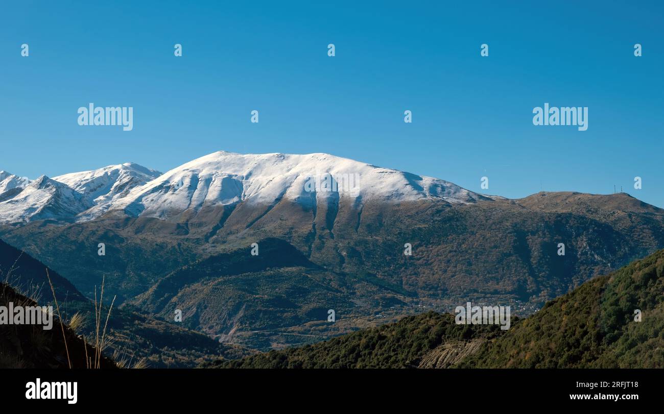 Catena montuosa del Pindo, Grecia. Cima innevata della montagna nebbiosa  del Pindos, ambiente forestale, escursioni a piedi, avventura nella natura,  sfondo blu del cielo Foto stock - Alamy