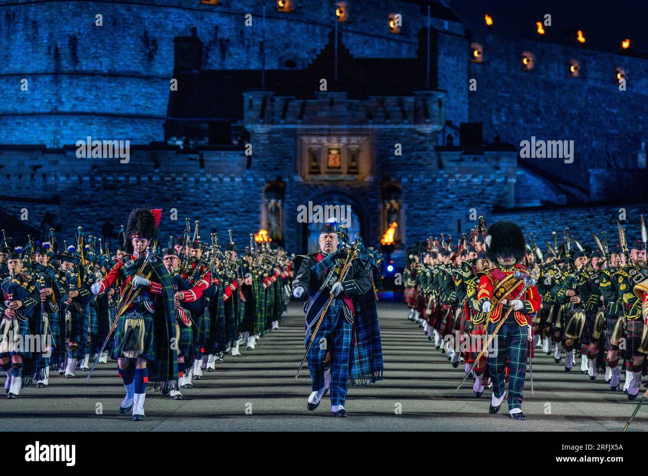 I Massed Pipes and Drums si esibiscono sull'Esplanade del Castello di Edimburgo al Royal Edinburgh Military Tattoo di quest'anno. Data foto: Giovedì 3 agosto 2023. Foto Stock