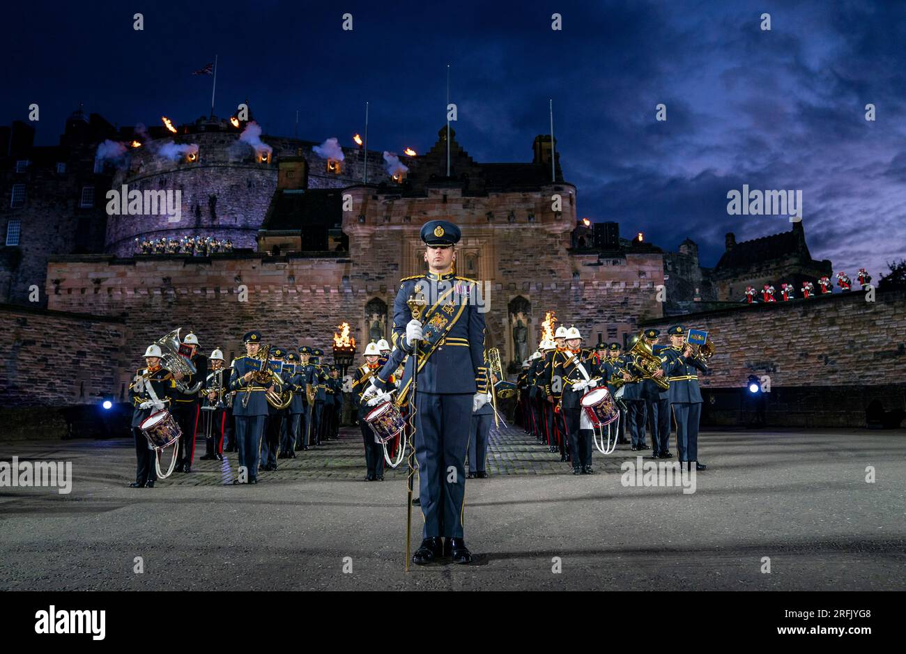 Artisti sulla Esplanade del Castello di Edimburgo al Royal Edinburgh Military Tattoo di quest'anno. Data foto: Giovedì 3 agosto 2023. Foto Stock