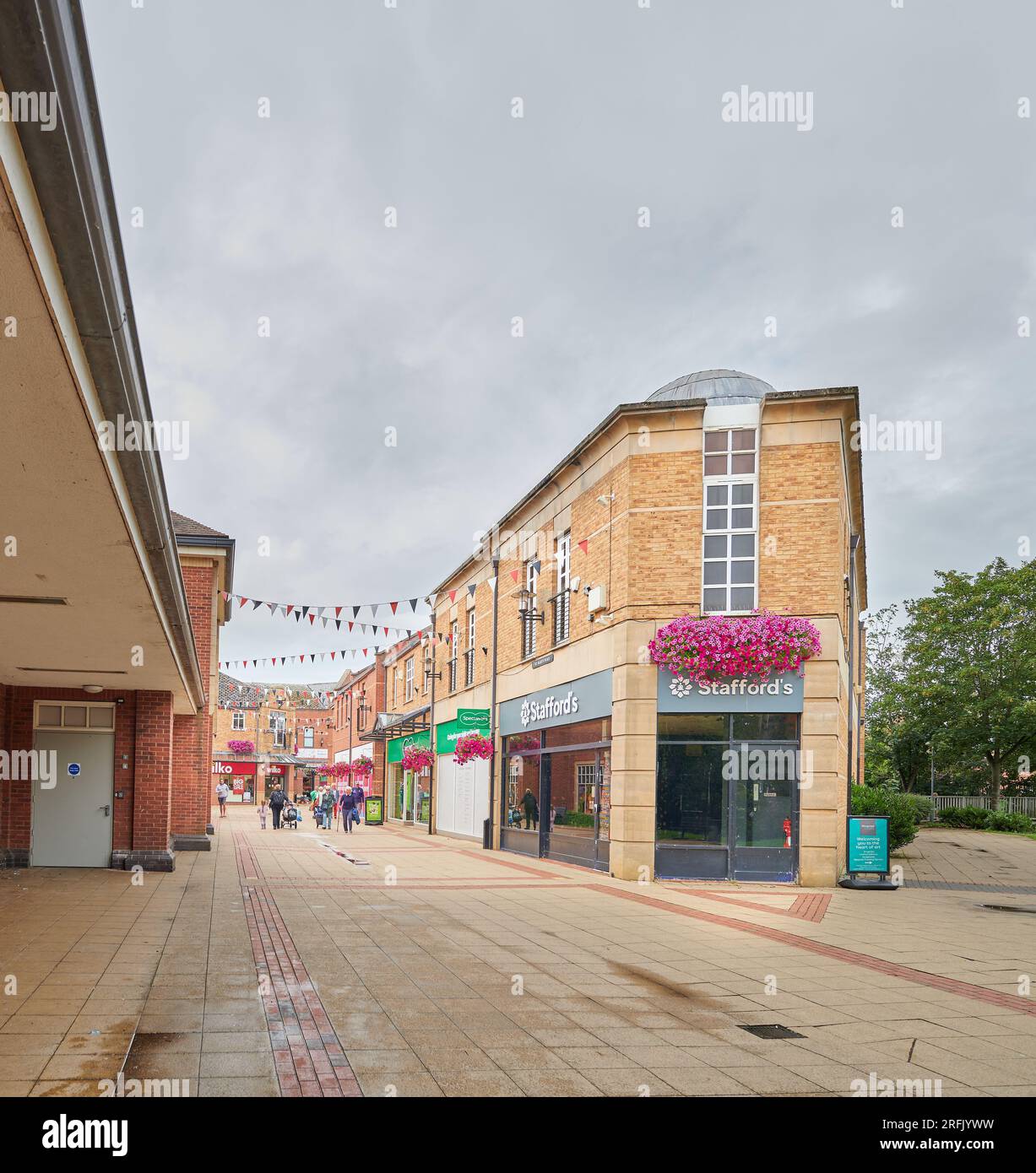 Quartiere pedonale dello shopping di St Mary a Market harborough, Inghilterra. Foto Stock