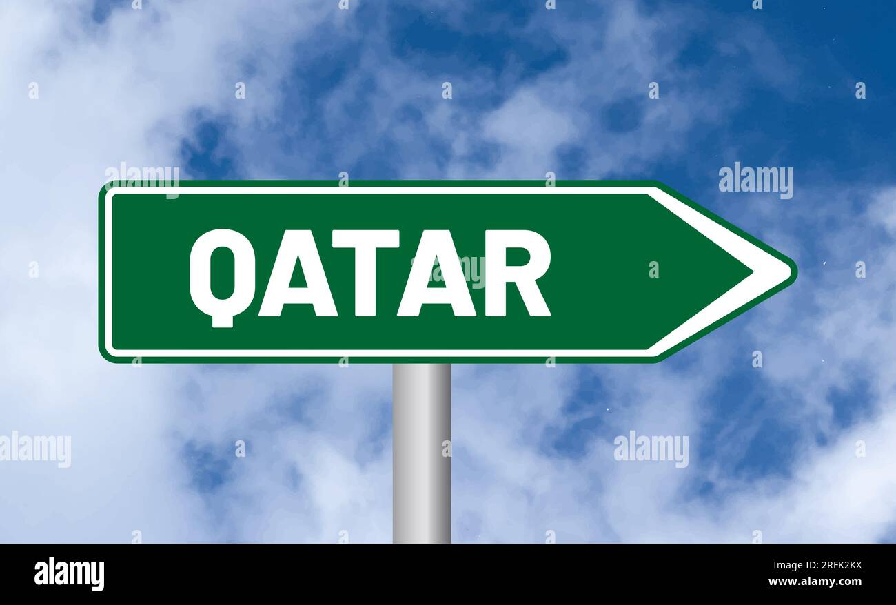 Cartello stradale per il Qatar su sfondo nuvoloso Foto Stock