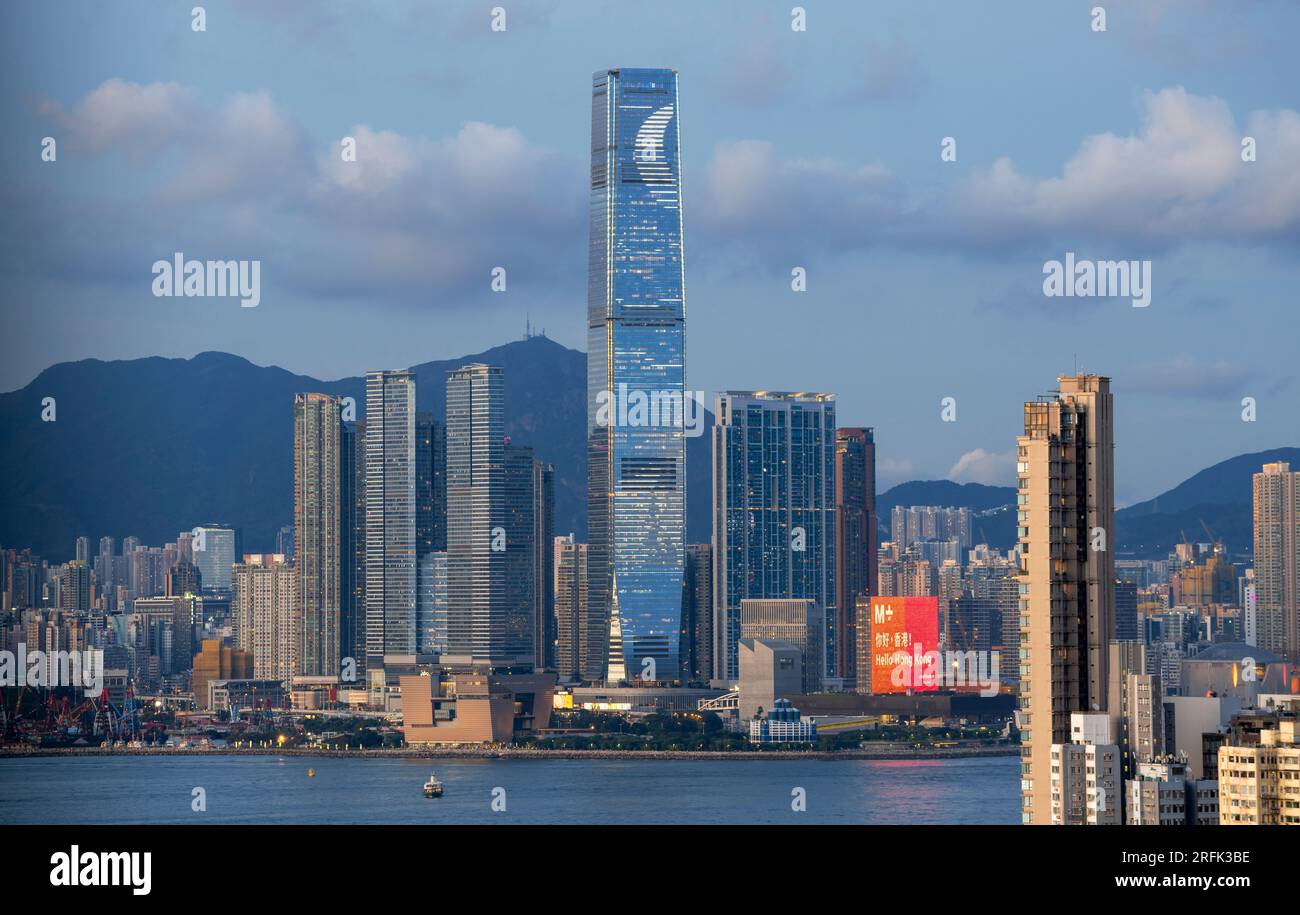 L'ICC International Commerce Centre e il nuovissimo museo M+ di cultura visiva di Hong Kong, Victoria Harbour, Hong Kong, Cina. Foto Stock
