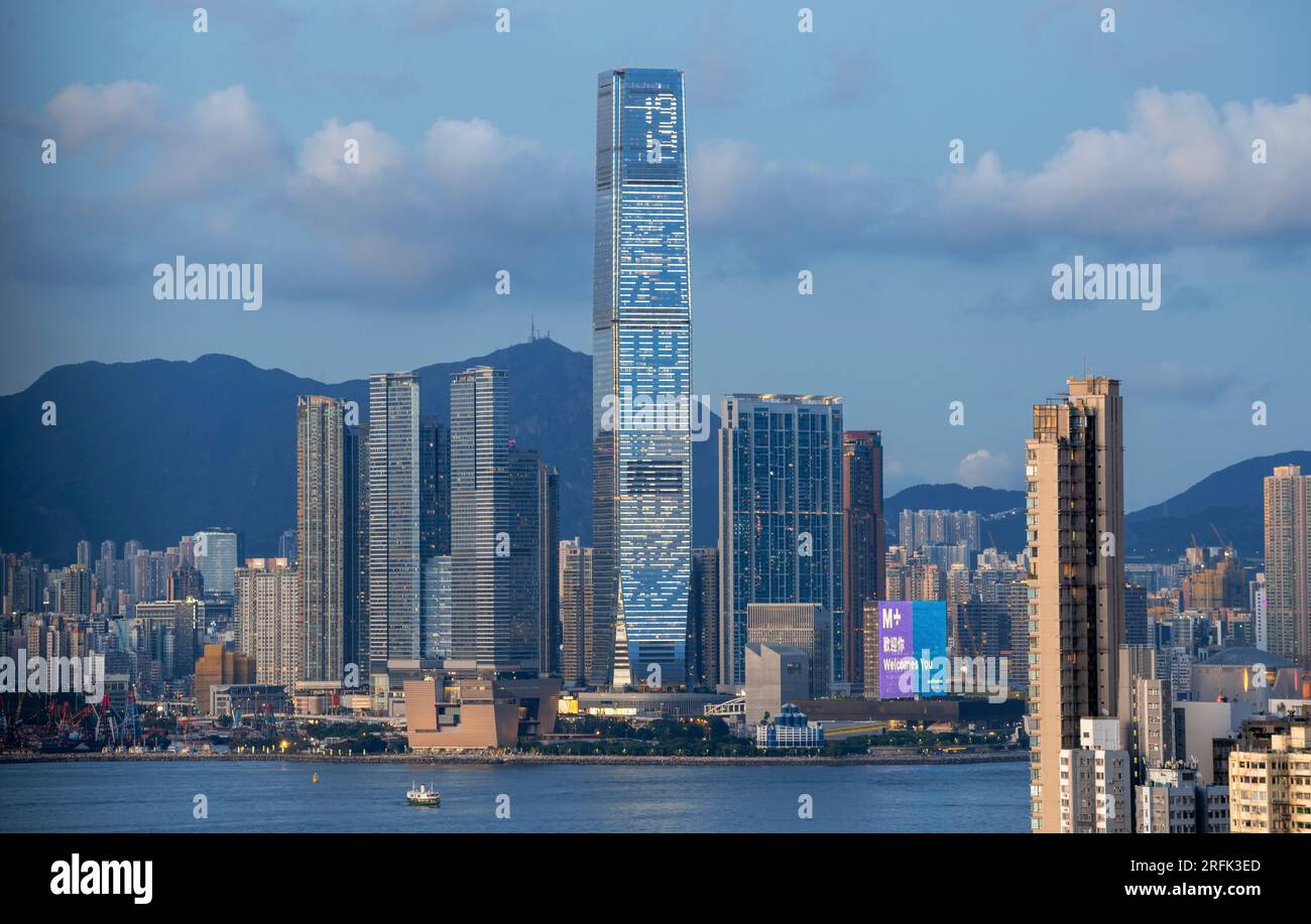 L'ICC International Commerce Centre e il nuovissimo museo M+ di cultura visiva di Hong Kong, Victoria Harbour, Hong Kong, Cina. Foto Stock