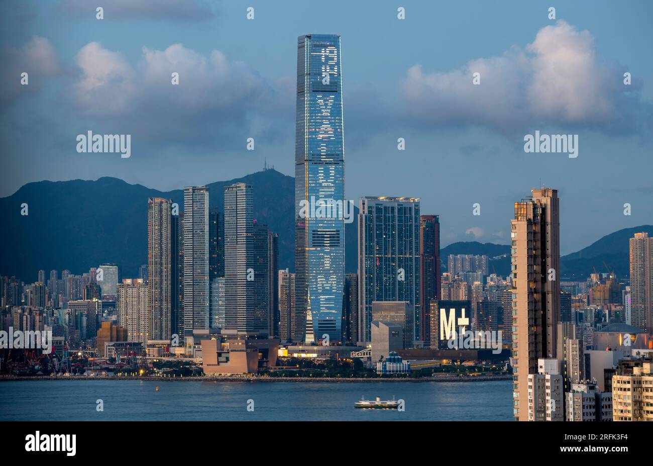 L'ICC International Commerce Centre e il nuovissimo museo M+ di cultura visiva di Hong Kong, Victoria Harbour, Hong Kong, Cina. Foto Stock