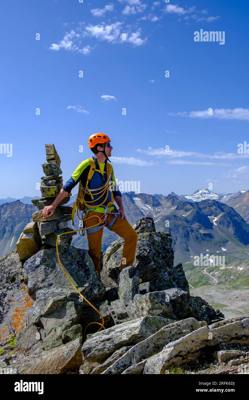 Uomo alpinista sulla cima di una montagna. Pizzo Nero. Nuefenenpass, Svizzera Foto Stock