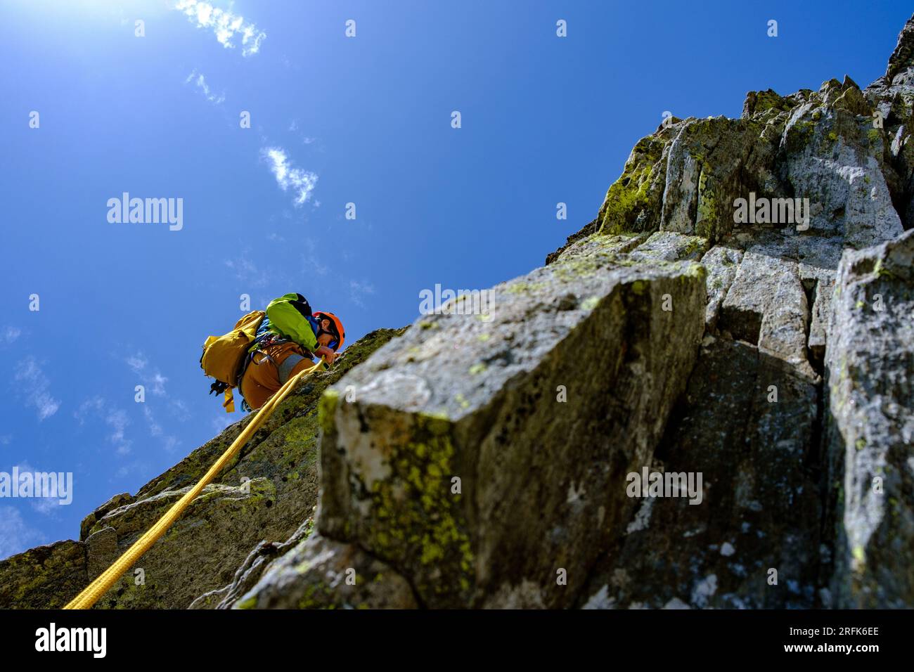 Alpinista uomo che si ripete sulle ripide rocce delle Alpi svizzere Foto Stock