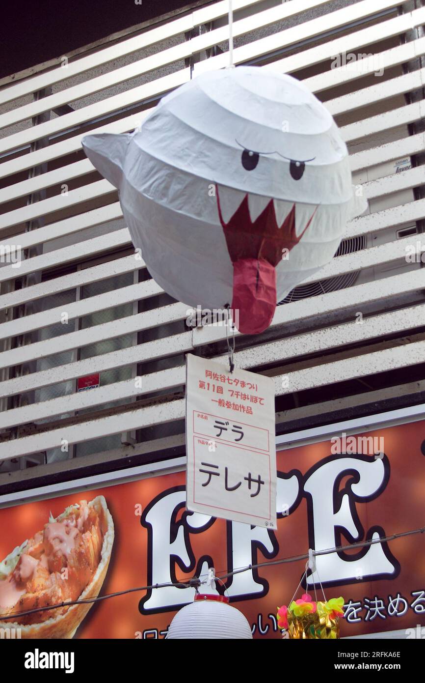 4 agosto 2023, Tokyo, Giappone: Festival di Asagaya Tanabata presso Pearl Center Shopping Street. Il festival è stato istituito nel 1954 da commercianti che cercavano di aumentare i loro clienti. Il festival è famoso per le sue riproduzioni di cartoni animati, i giochi tradizionali giapponesi e una grande varietà di cibi. Crediti: Michael Steinebach/AFLO/Alamy Live News Foto Stock