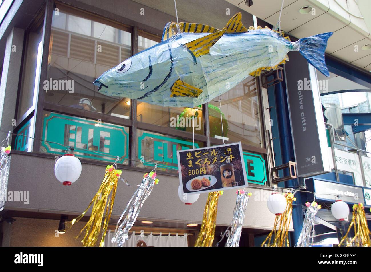 4 agosto 2023, Tokyo, Giappone: Festival di Asagaya Tanabata presso Pearl Center Shopping Street. Il festival è stato istituito nel 1954 da commercianti che cercavano di aumentare i loro clienti. Il festival è famoso per le sue riproduzioni di cartoni animati, i giochi tradizionali giapponesi e una grande varietà di cibi. Crediti: Michael Steinebach/AFLO/Alamy Live News Foto Stock