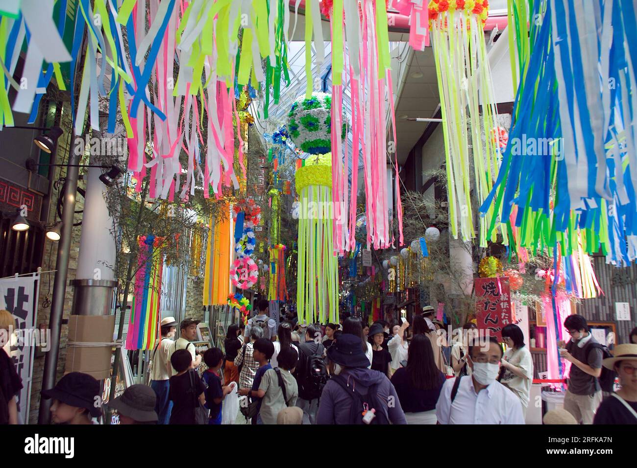 4 agosto 2023, Tokyo, Giappone: Festival di Asagaya Tanabata presso Pearl Center Shopping Street. Il festival è stato istituito nel 1954 da commercianti che cercavano di aumentare i loro clienti. Il festival è famoso per le sue riproduzioni di cartoni animati, i giochi tradizionali giapponesi e una grande varietà di cibi. Crediti: Michael Steinebach/AFLO/Alamy Live News Foto Stock