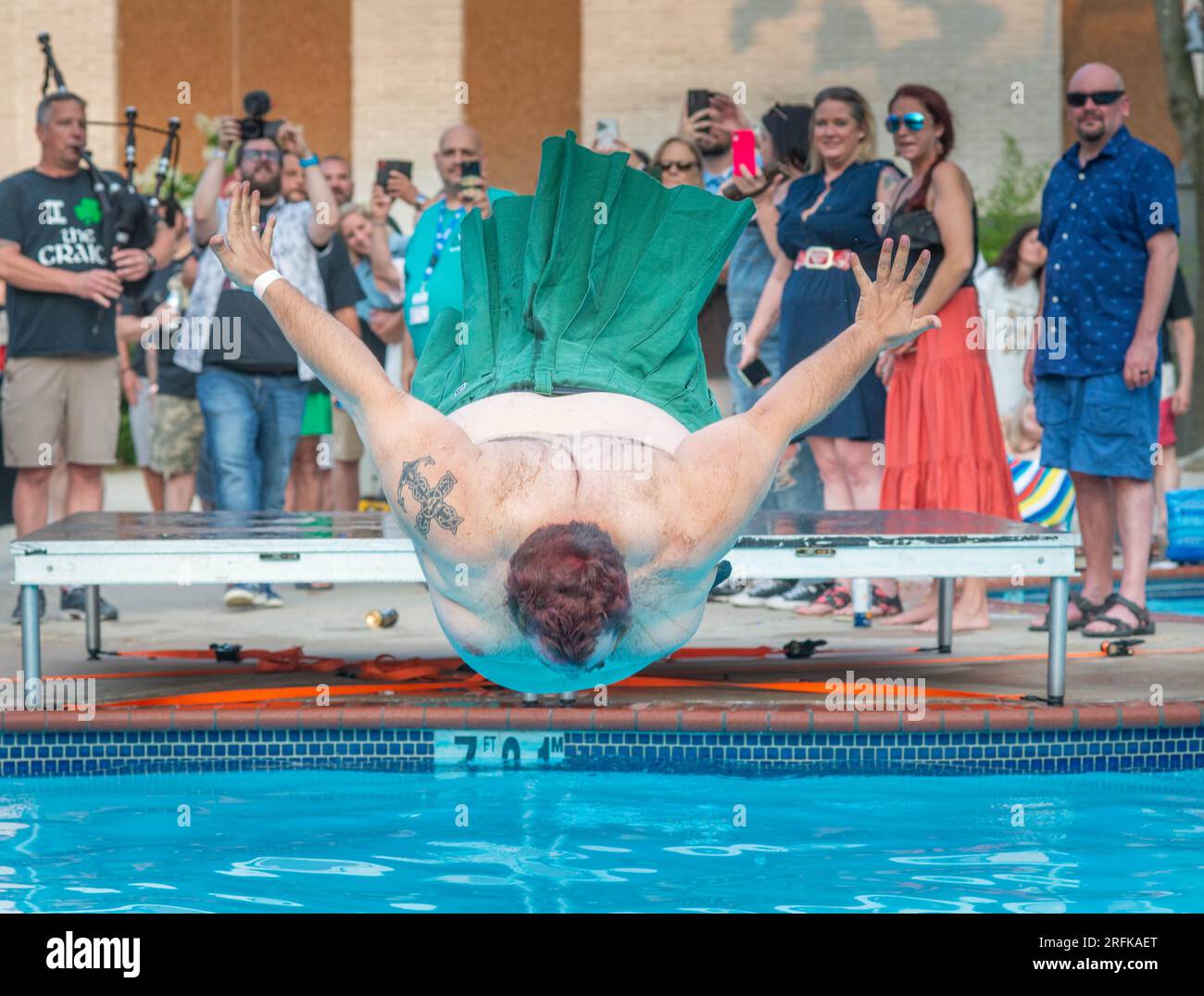 Valley Forge, Stati Uniti. 3 agosto 2023. Il concorrente Mark Kaiser, alias Nutty Irishman, salta durante il Preston & Steve Belly Flop Championship giovedì 3 agosto 2023 al Valley Beach Poolside Club al Valley Forge Casino a Valley Forge, Pennsylvania. . Furono assegnati dei premi, ma il vincitore, Ryan Ross, Karnage il clown ricevette per lo più i diritti di vantarsi. ( Credit: William Thomas Cain/Alamy Live News Credit: William Thomas Cain/Alamy Live News Foto Stock