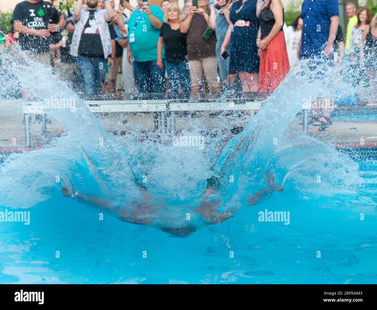 Valley Forge, Stati Uniti. 3 agosto 2023. Il concorrente Mark Kaiser, alias Nutty Irishman, salta durante il Preston & Steve Belly Flop Championship giovedì 3 agosto 2023 al Valley Beach Poolside Club al Valley Forge Casino a Valley Forge, Pennsylvania. Furono assegnati dei premi, ma il vincitore, Ryan Ross, Karnage il clown ricevette per lo più i diritti di vantarsi. Crediti: William Thomas Cain/Alamy Live News Foto Stock