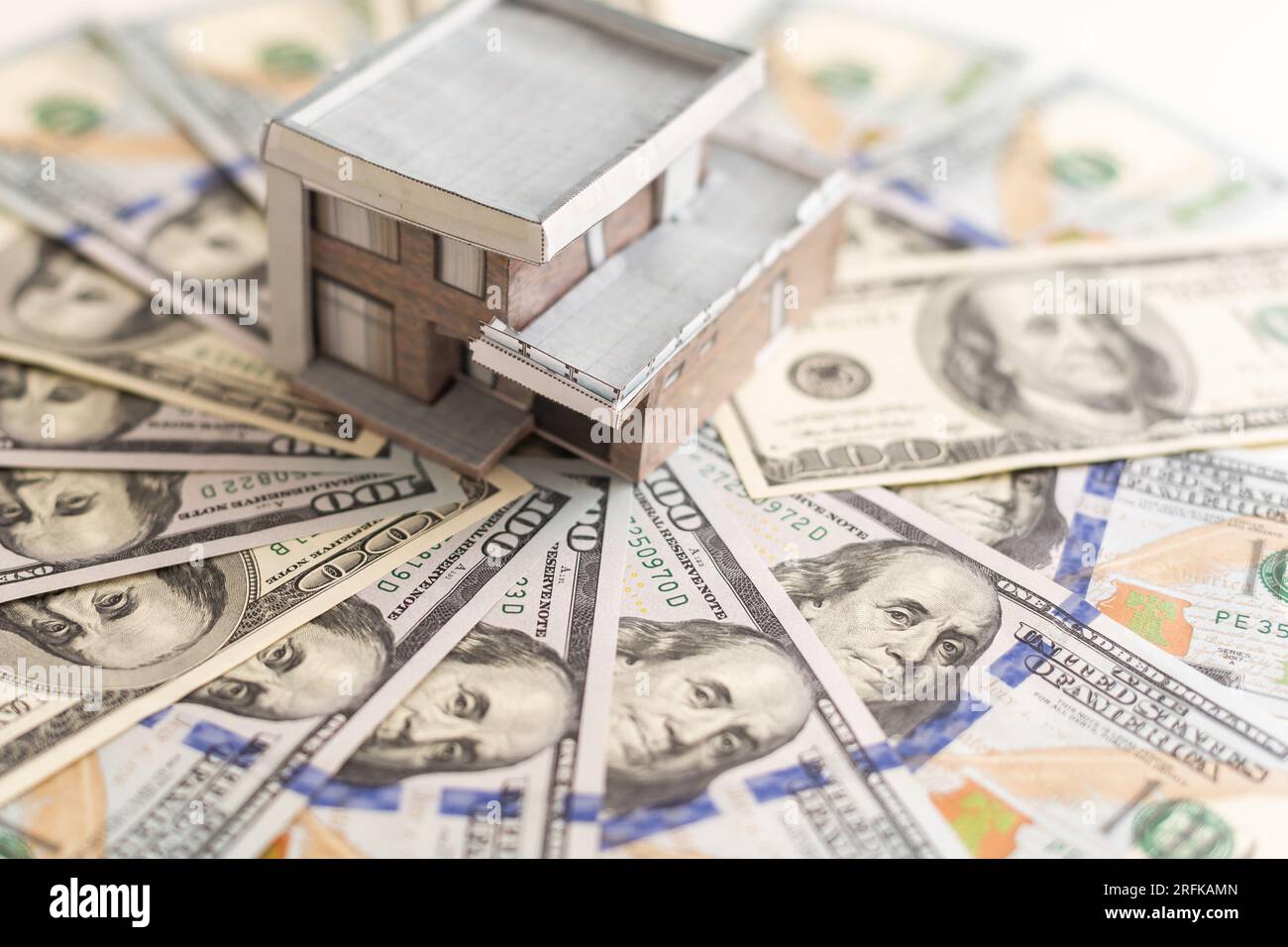 Close-up del modello di casa con il tetto rosso sulle banconote americane Foto Stock Close-up del modello di casa con il tetto rosso sulle banconote americane Foto Stock