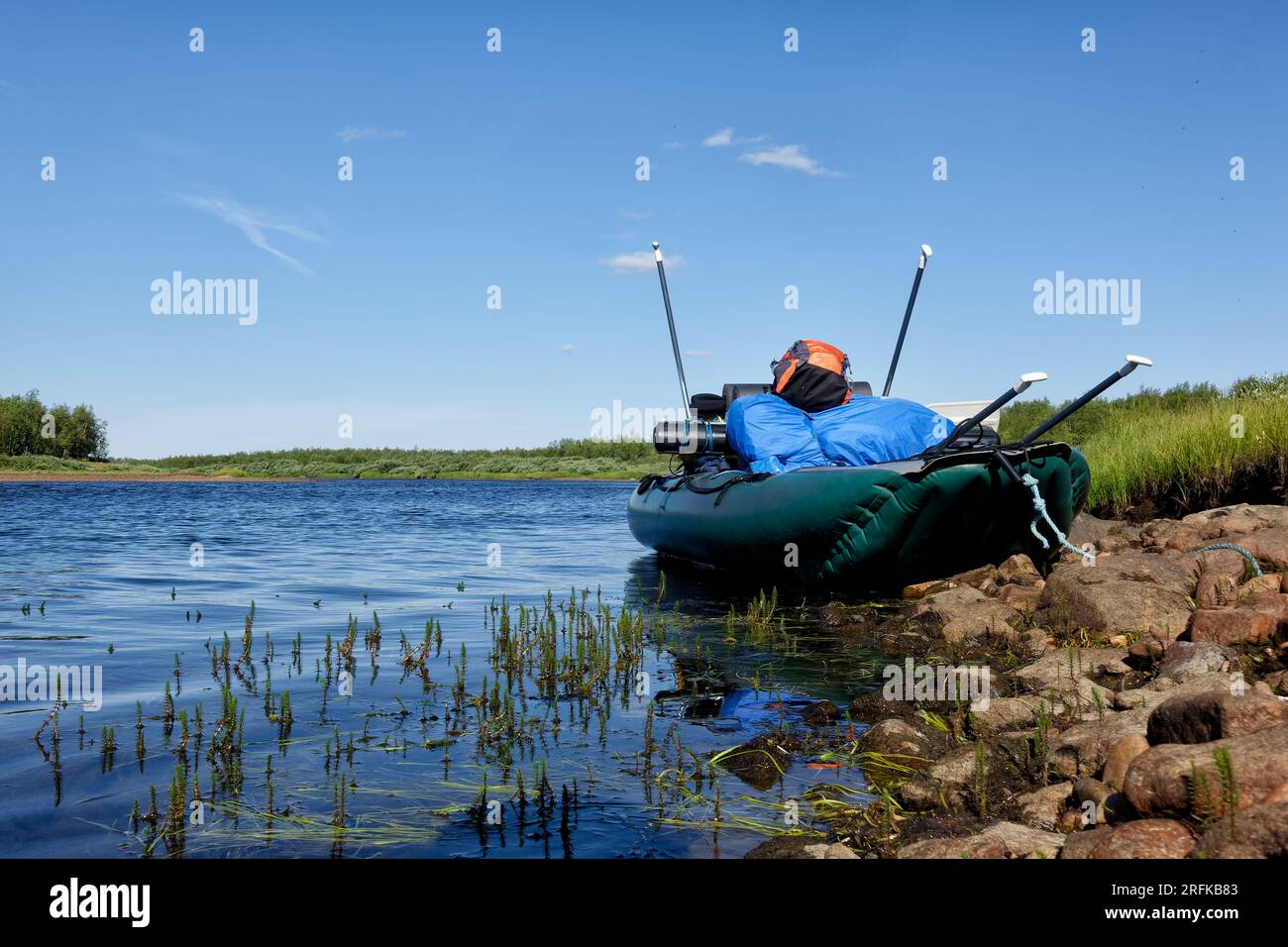 Zattera gonfiabile, equipaggiamento completo e pagaie sul fiume Lainio in Lapponia, in Svezia, nell'agosto 2021. Foto Stock
