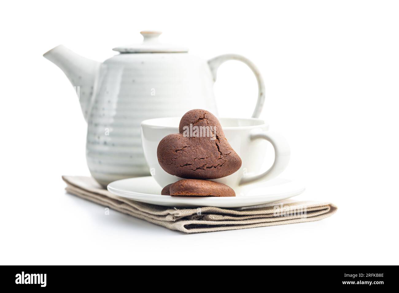 Biscotti a forma di cuore e tazza di caffè isolati sullo sfondo bianco. Foto Stock