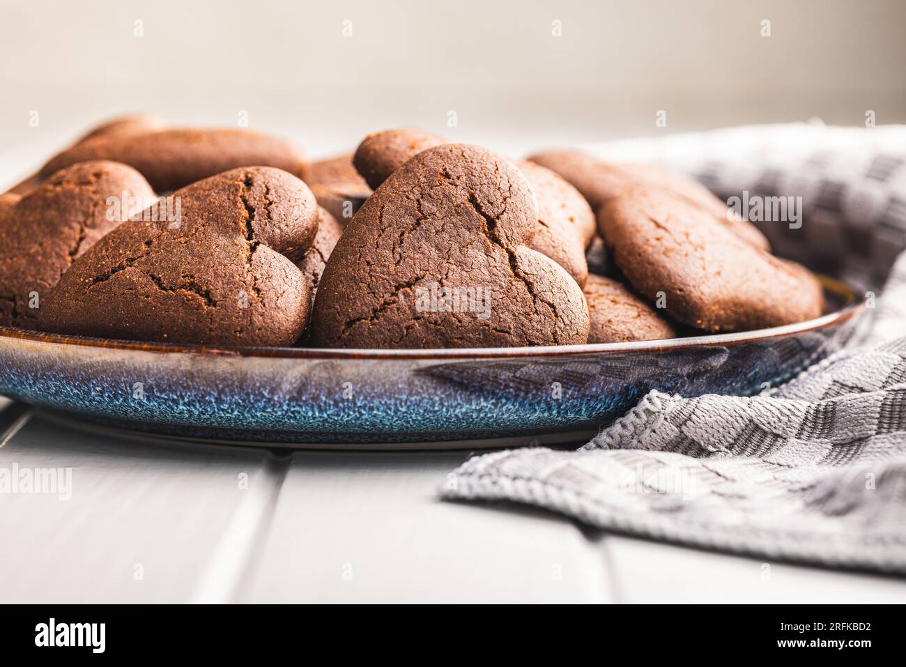Biscotti a forma di cuore sul piatto. Foto Stock